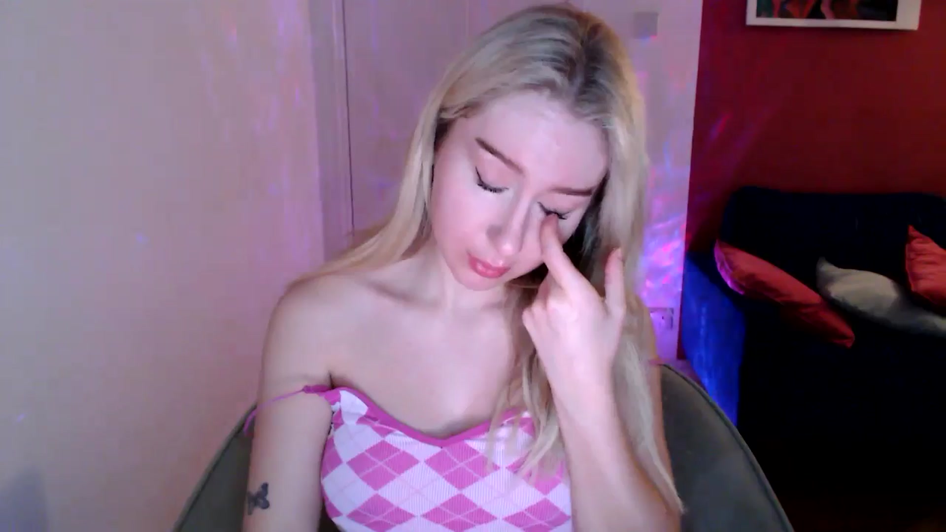 Gallery image thumbnail from PetiteAvax's myfreecams stream on, 12/20/2024, 20:44 image 4 of 20
