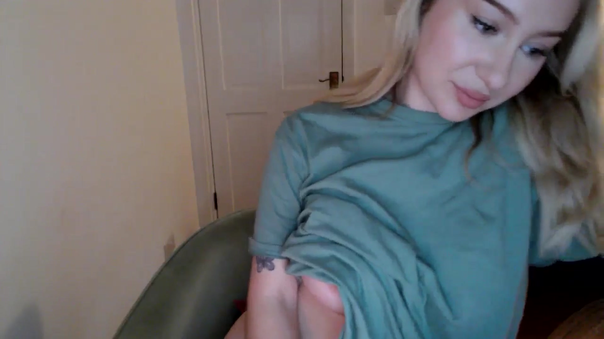 Gallery image thumbnail from PetiteAvax's myfreecams stream on, 12/21/2024, 10:24 image 13 of 20