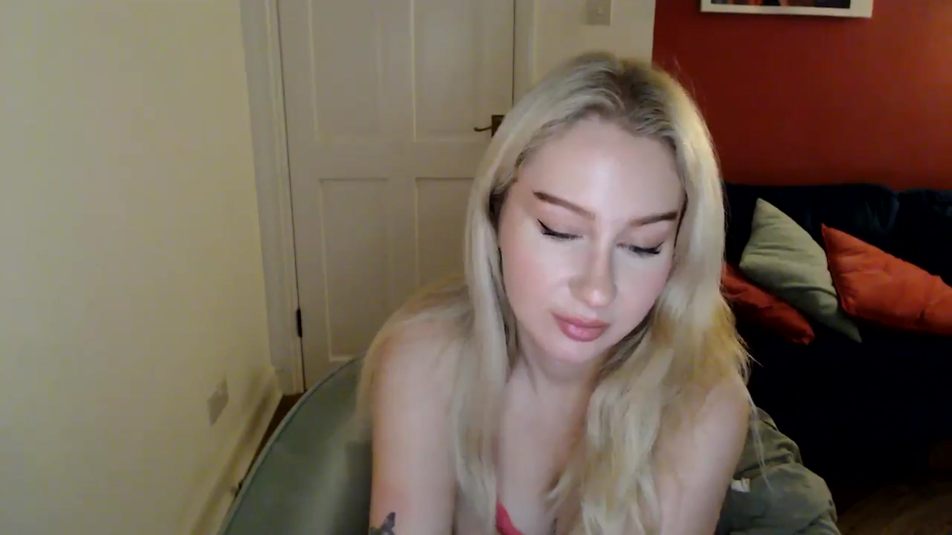 Gallery image thumbnail from PetiteAvax's myfreecams stream on, 12/21/2024, 23:04 image 16 of 20