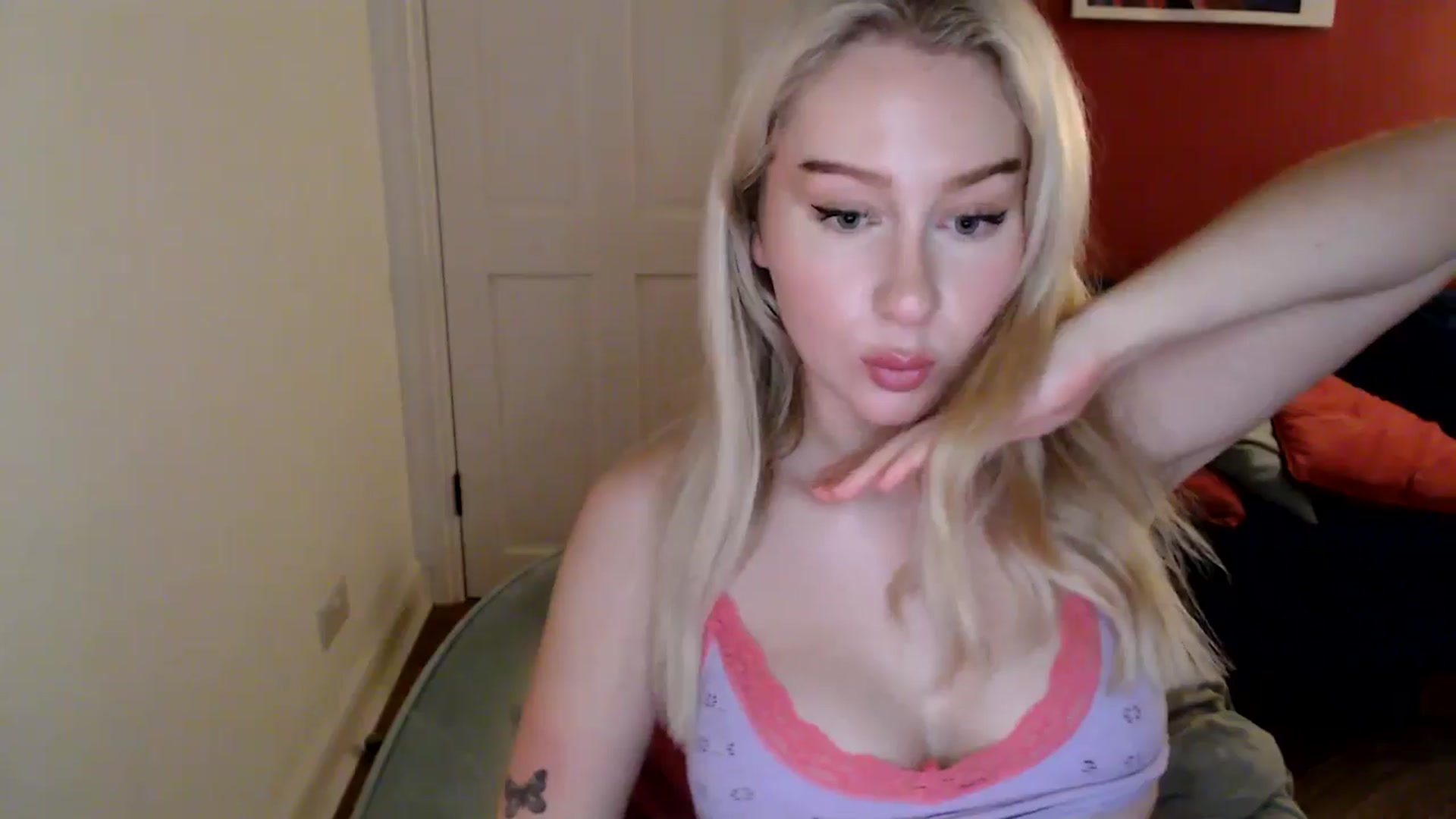 Gallery image thumbnail from PetiteAvax's myfreecams stream on, 12/21/2024, 23:04 image 17 of 20