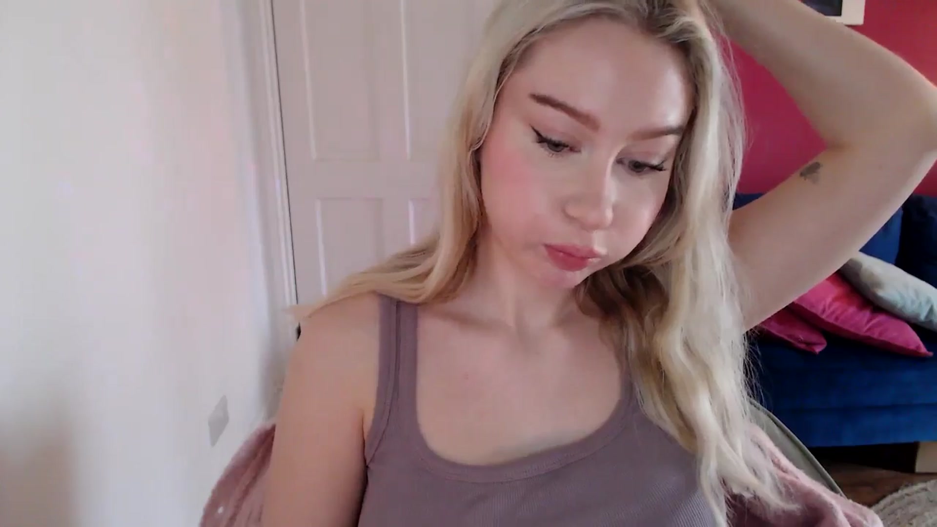 Gallery image thumbnail from PetiteAvax's myfreecams stream on, 12/24/2024, 11:24 image 16 of 20