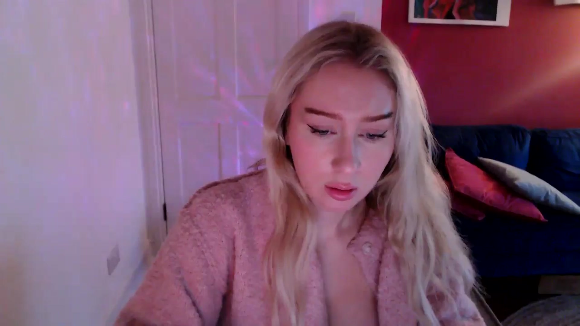 Gallery image thumbnail from PetiteAvax's myfreecams stream on, 12/24/2024, 15:29 image 8 of 20