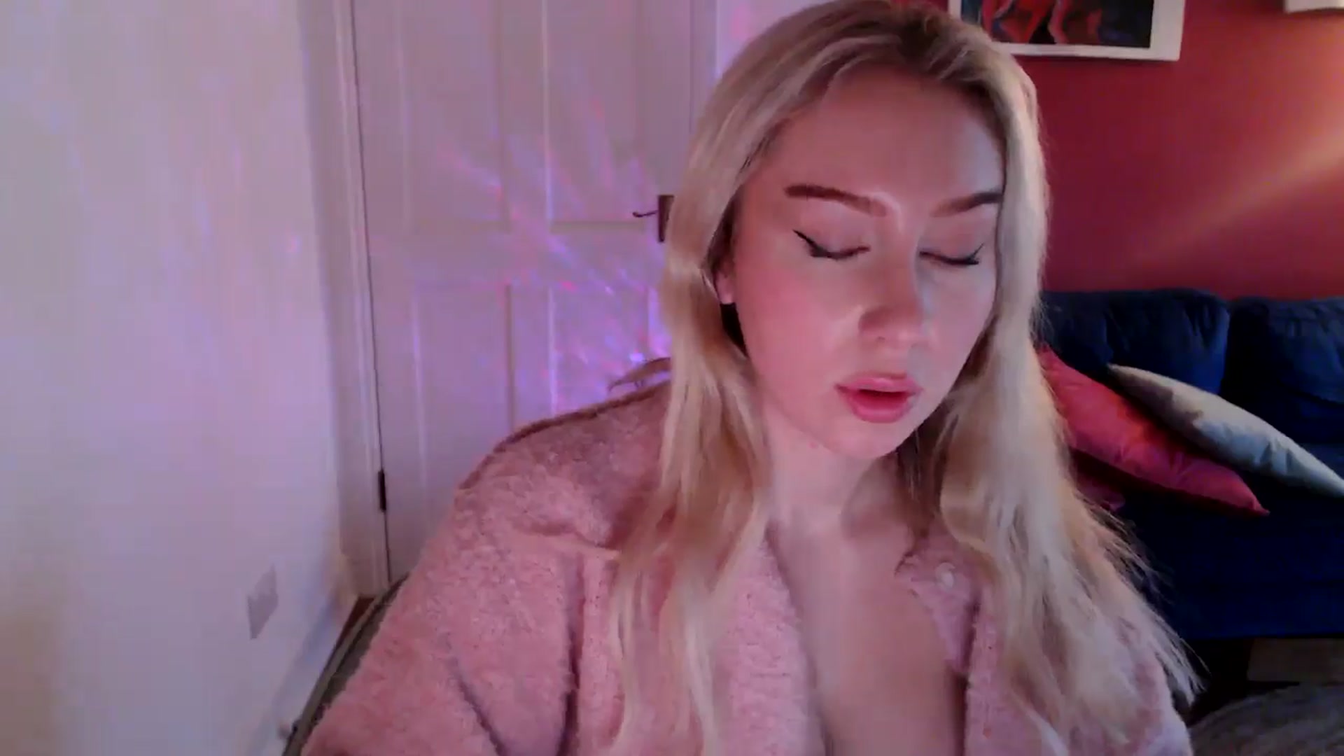 Gallery image thumbnail from PetiteAvax's myfreecams stream on, 12/24/2024, 15:29 image 7 of 20