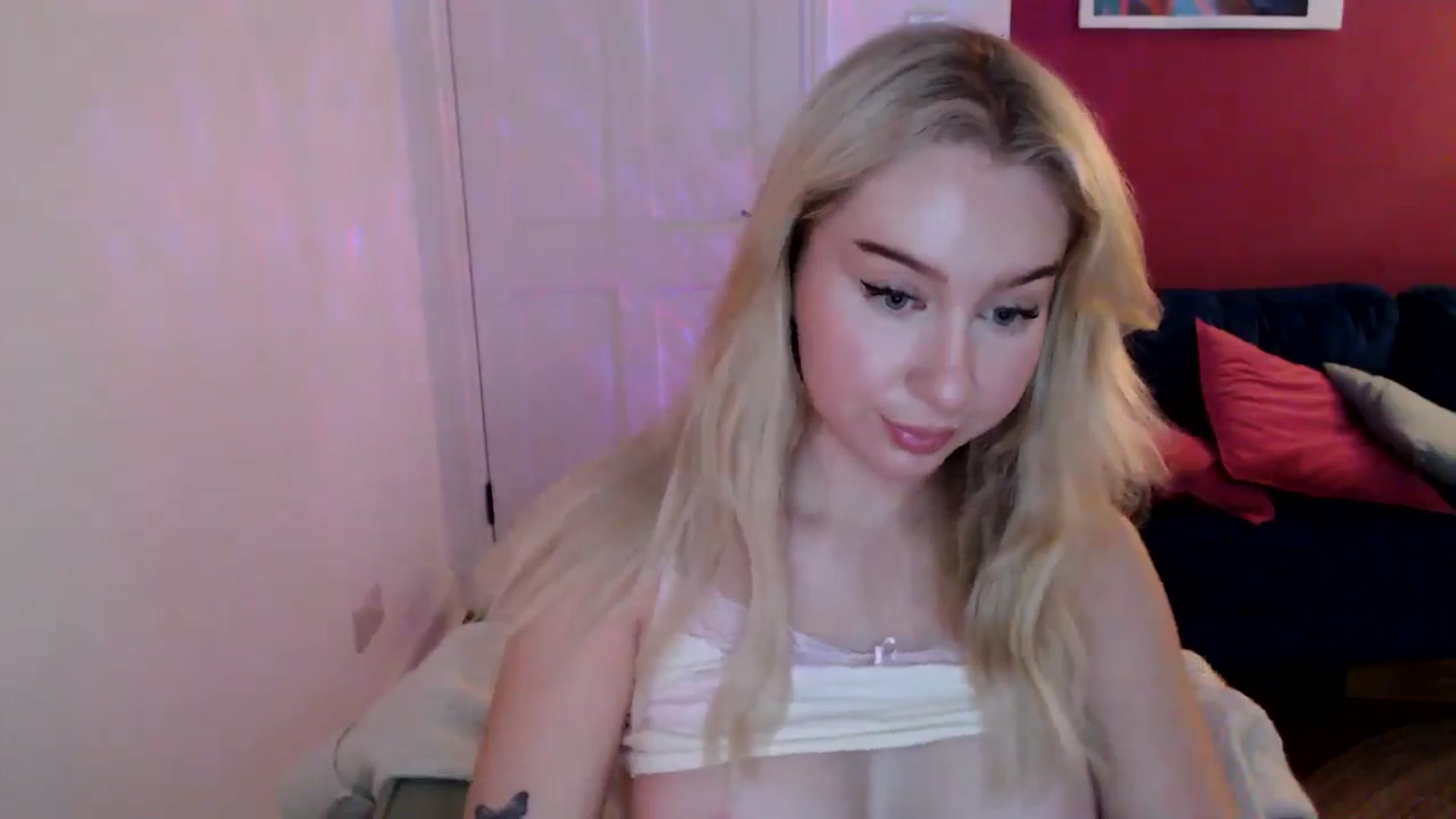 Gallery image thumbnail from PetiteAvax's myfreecams stream on, 12/27/2024, 19:48 image 13 of 20