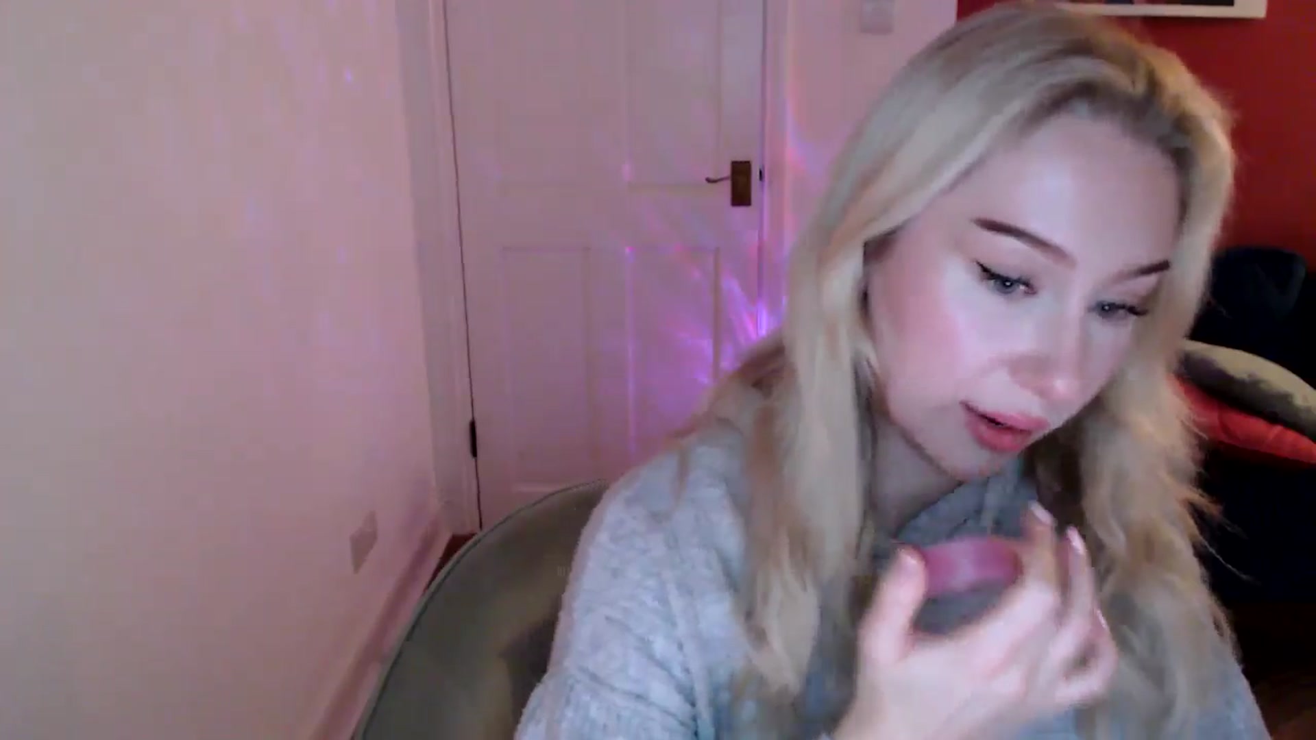 Gallery image thumbnail from PetiteAvax's myfreecams stream on, 12/28/2024, 22:21 image 8 of 20