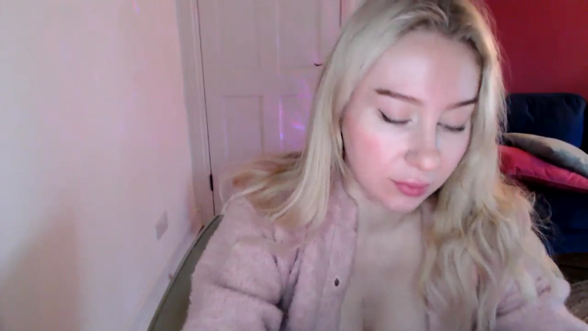 Gallery image thumbnail from PetiteAvax's myfreecams stream on, 12/29/2024, 10:05 image 6 of 20