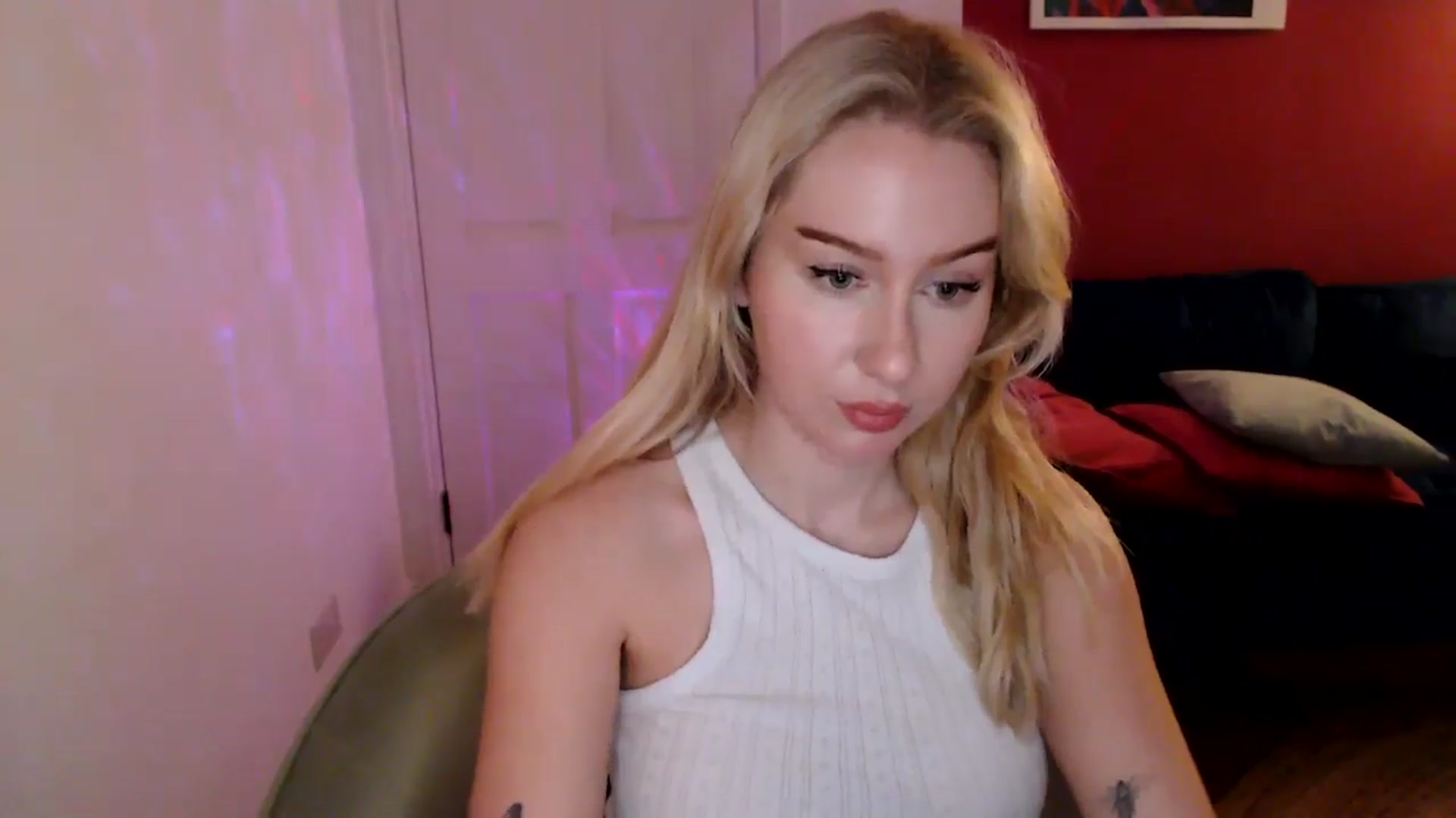 Gallery image thumbnail from PetiteAvax's myfreecams stream on, 12/31/2024, 17:22 image 19 of 20