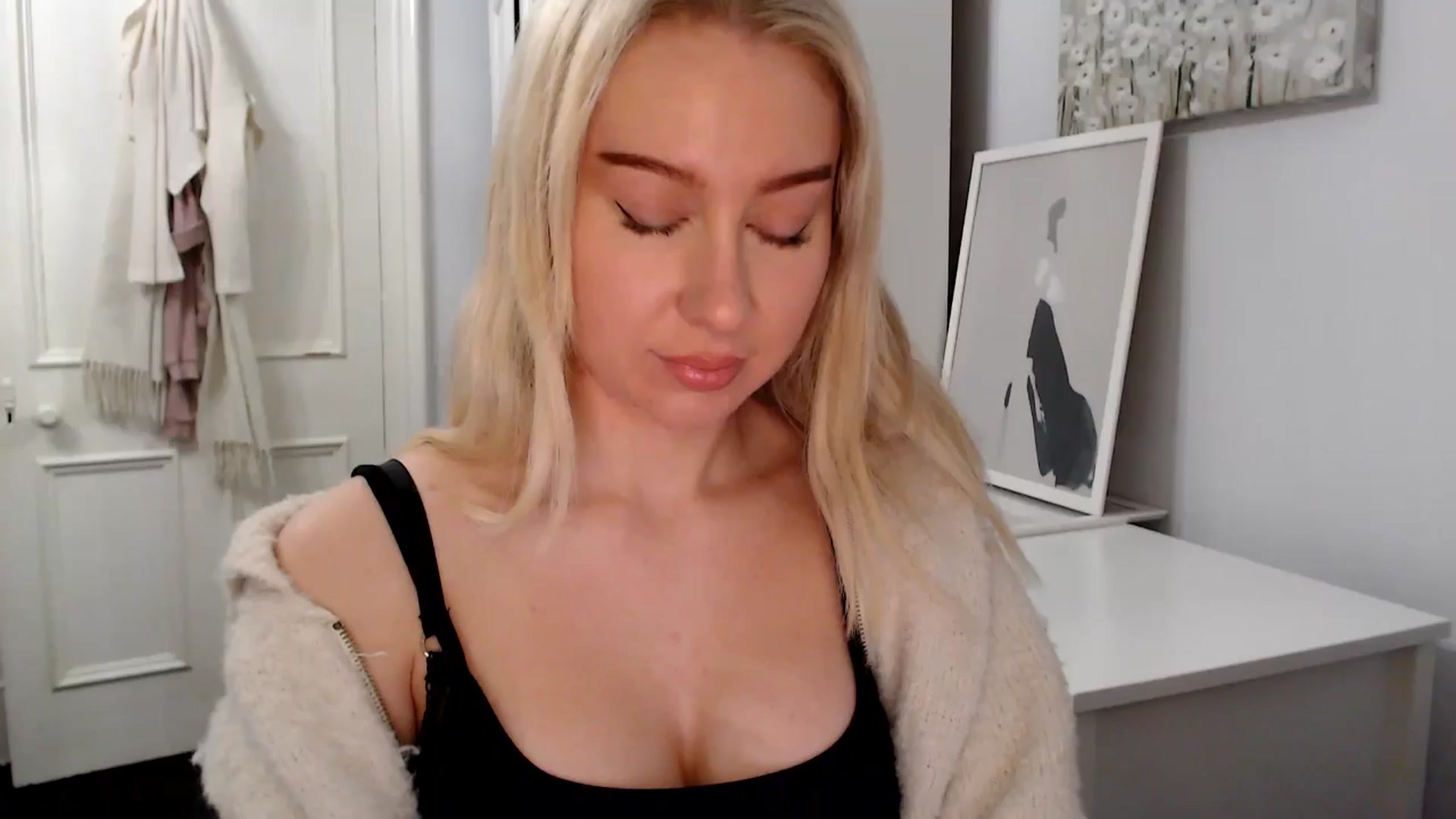 Gallery image thumbnail from PetiteAvax's myfreecams stream on, 02/02/2025, 20:36 image 14 of 20