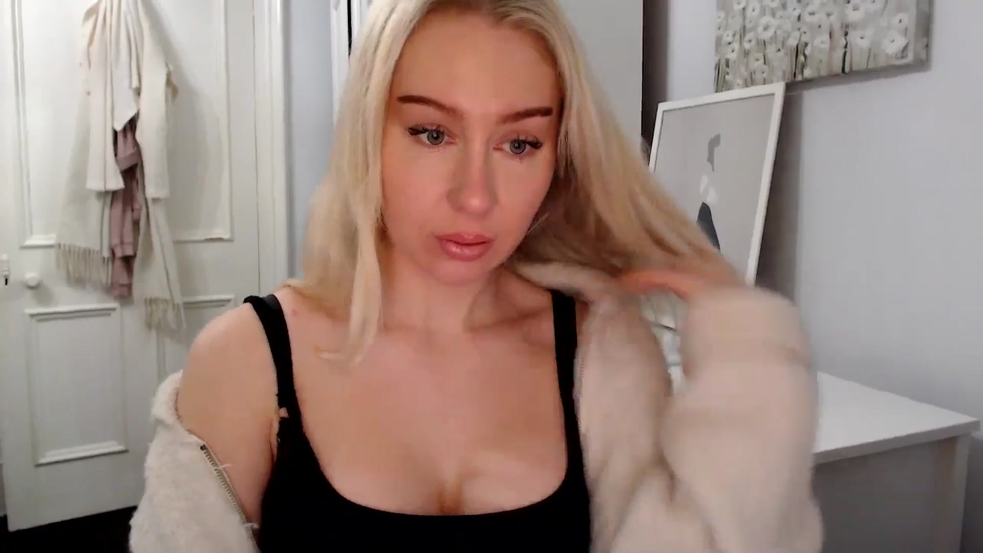 Gallery image thumbnail from PetiteAvax's myfreecams stream on, 02/02/2025, 20:36 image 15 of 20