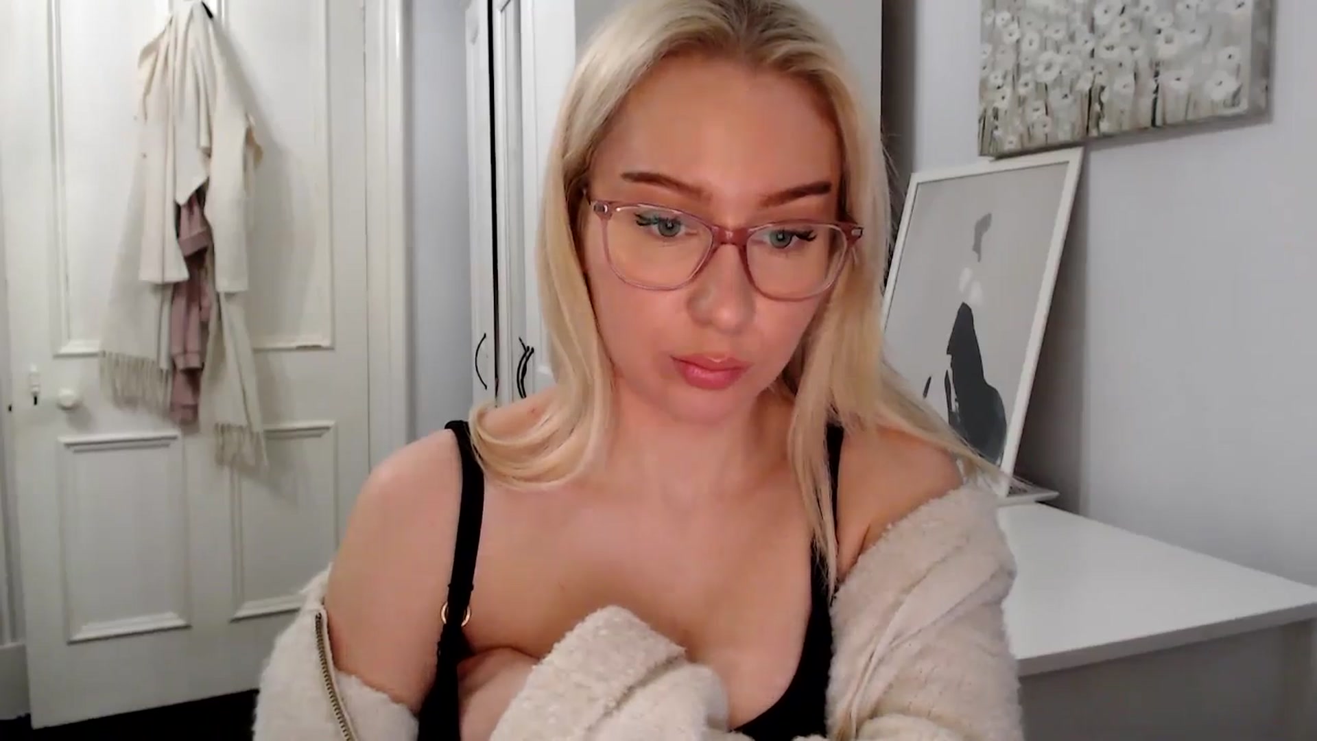 Gallery image thumbnail from PetiteAvax's myfreecams stream on, 02/02/2025, 22:23 image 4 of 20