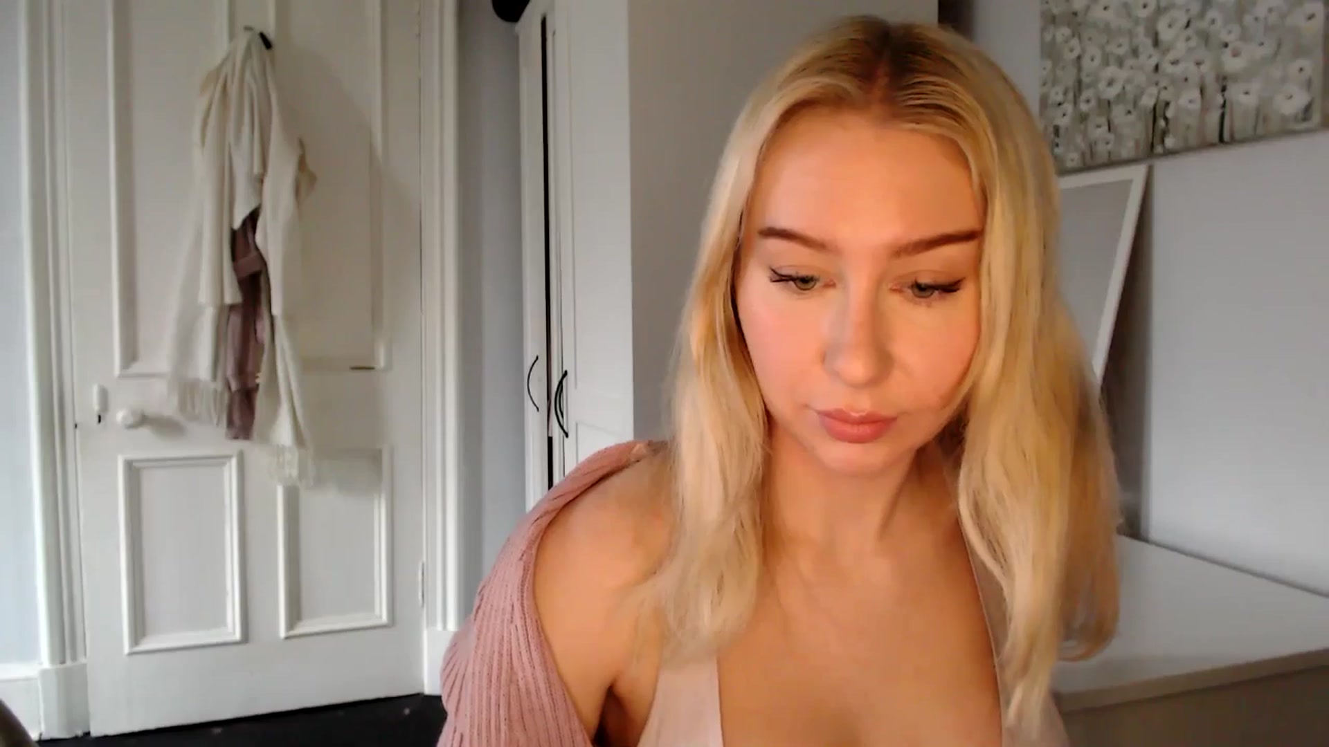 Gallery image thumbnail from PetiteAvax's myfreecams stream on, 02/03/2025, 16:29 image 10 of 20