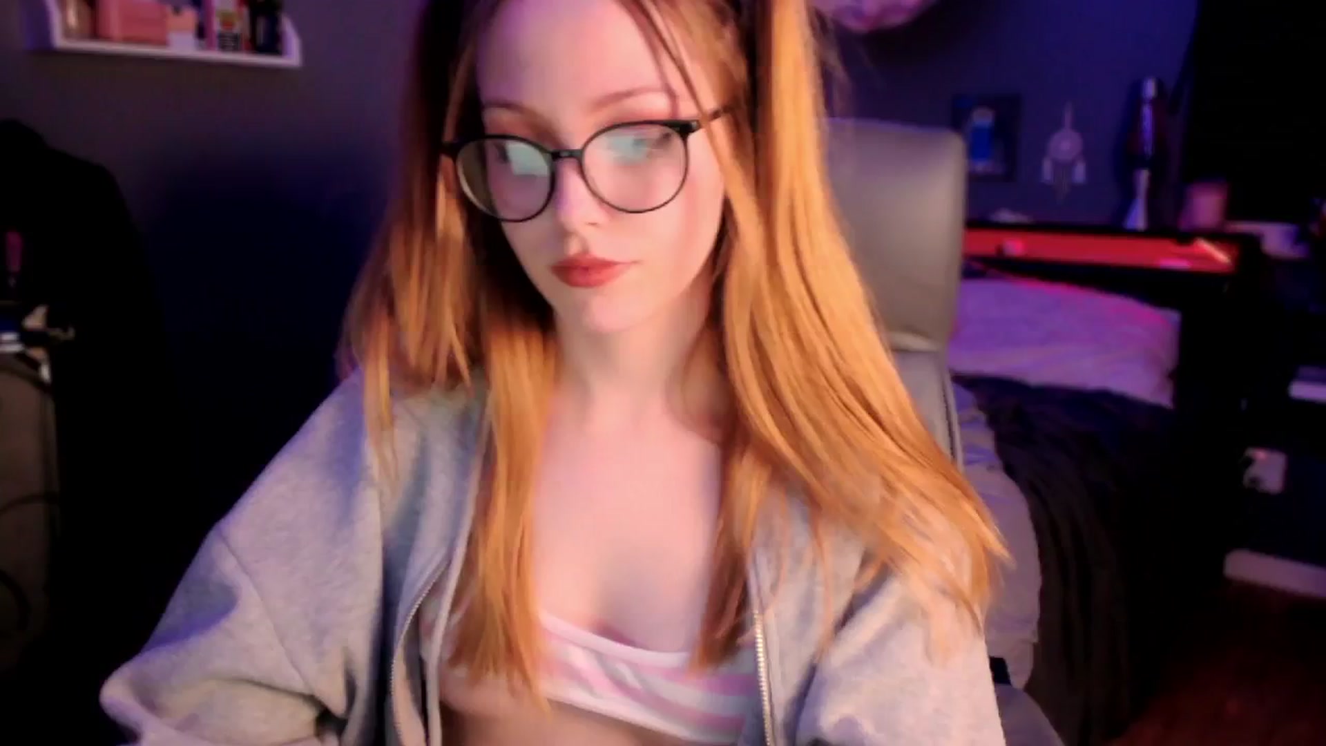 Gallery image thumbnail from PetitePet's myfreecams stream on, 05/22/2024, 10:14 image 2 of 20