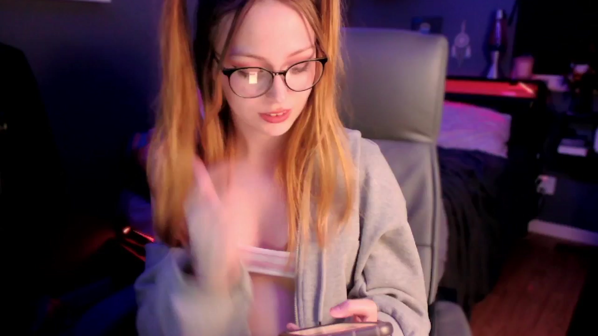 Gallery image thumbnail from PetitePet's myfreecams stream on, 05/22/2024, 10:14 image 7 of 20