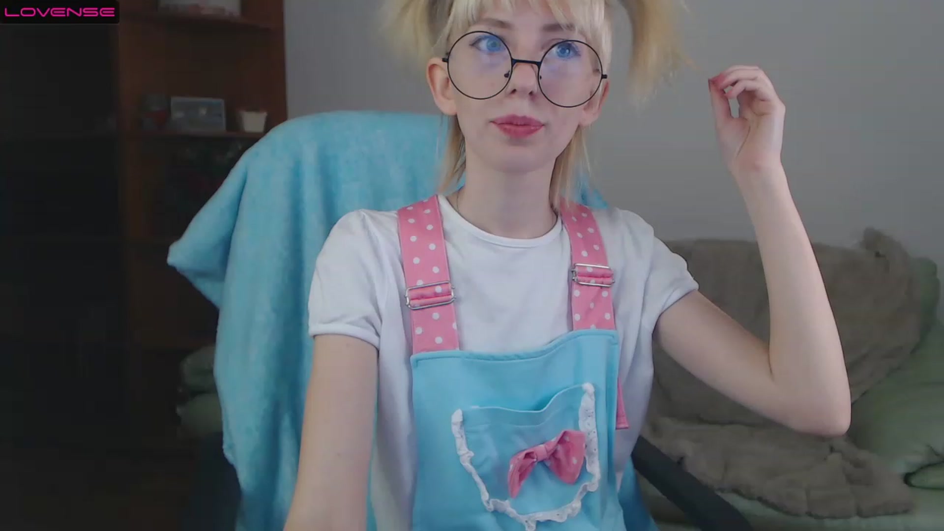 Gallery image thumbnail from PetitePrincez's myfreecams stream on, 11/19/2022, 17:32 image 8 of 20