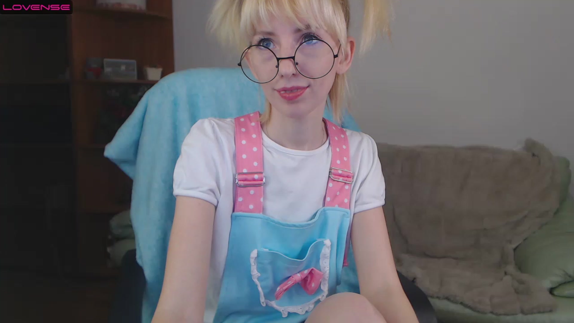 Gallery image thumbnail from PetitePrincez's myfreecams stream on, 11/19/2022, 17:32 image 13 of 20