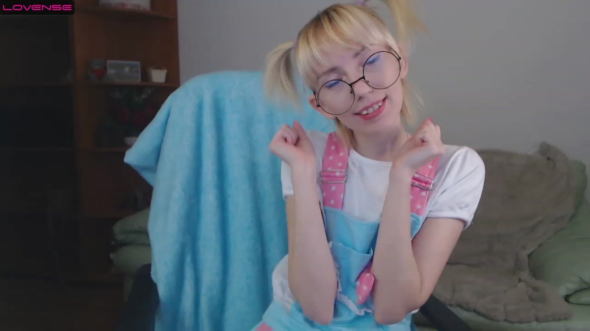Gallery image thumbnail from PetitePrincez's myfreecams stream on, 11/19/2022, 17:32 image 10 of 20