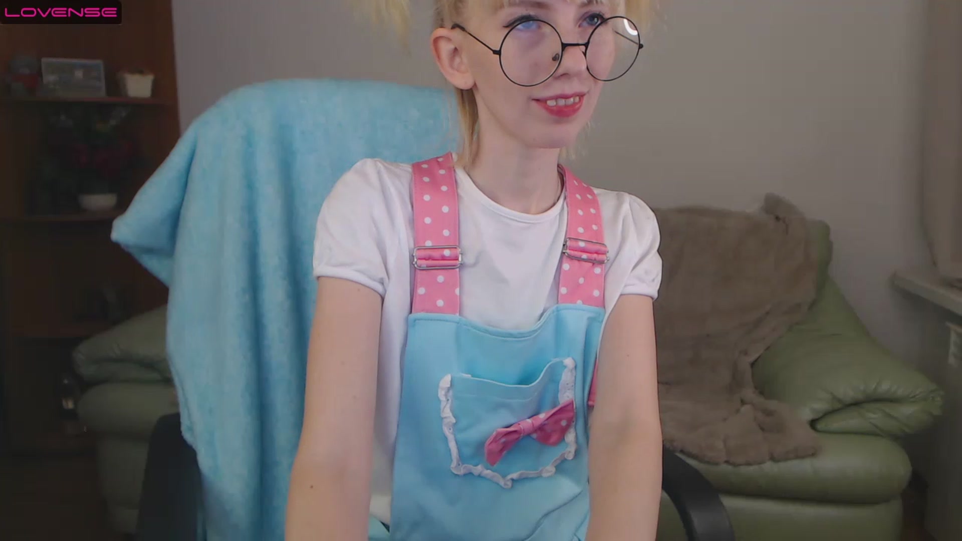 Gallery image thumbnail from PetitePrincez's myfreecams stream on, 11/19/2022, 17:32 image 2 of 20