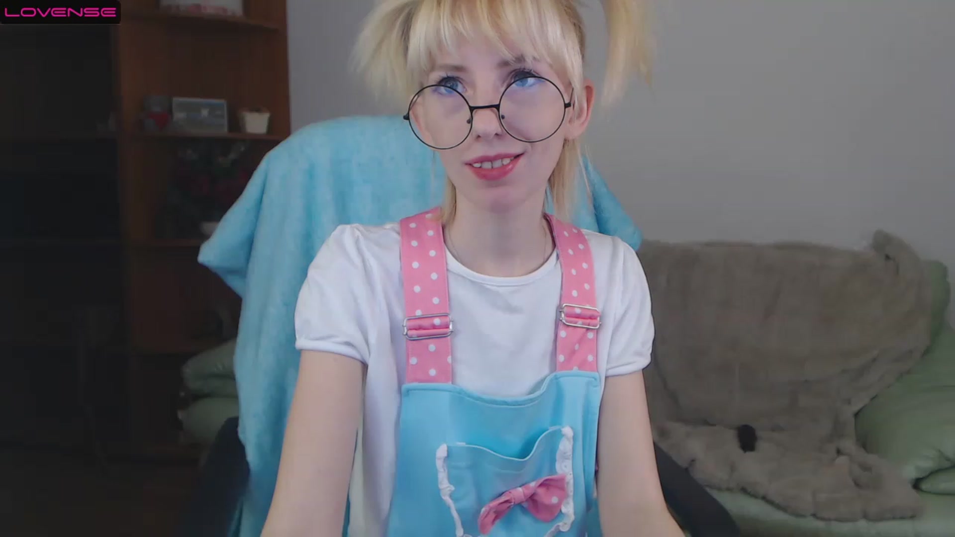 Gallery image thumbnail from PetitePrincez's myfreecams stream on, 11/19/2022, 17:32 image 17 of 20