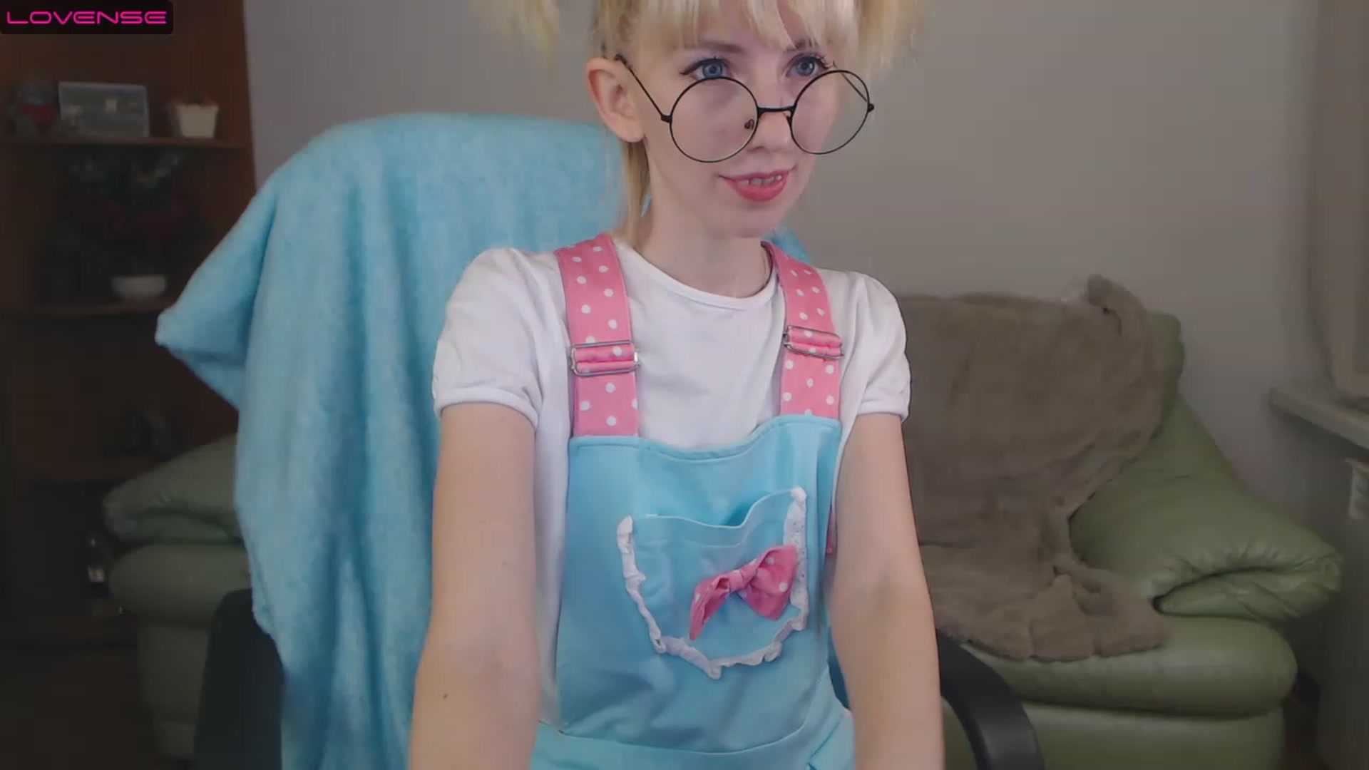 Gallery image thumbnail from PetitePrincez's myfreecams stream on, 11/19/2022, 17:32 image 4 of 20