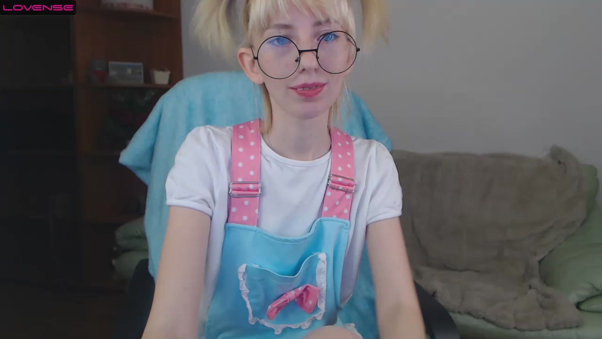 Gallery image thumbnail from PetitePrincez's myfreecams stream on, 11/19/2022, 17:32 image 15 of 20