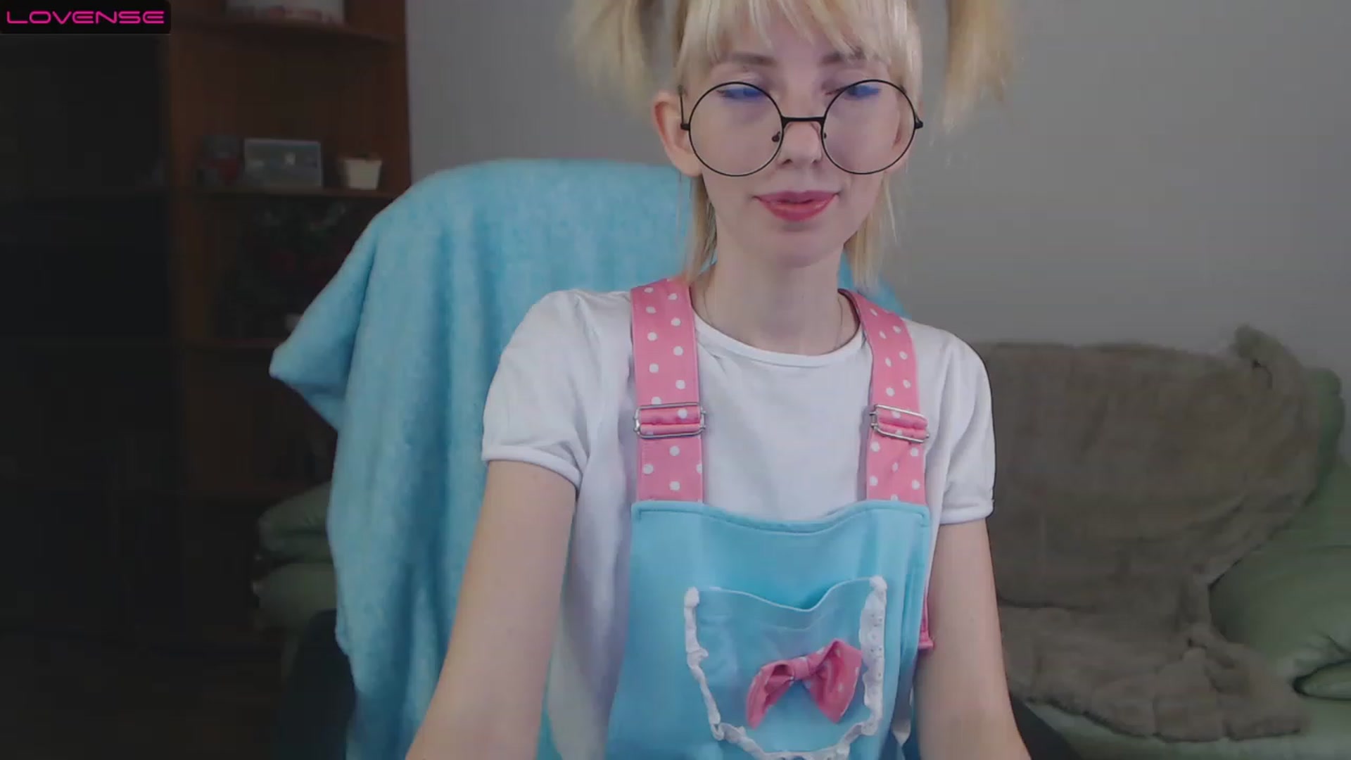 Gallery image thumbnail from PetitePrincez's myfreecams stream on, 11/19/2022, 17:32 image 12 of 20