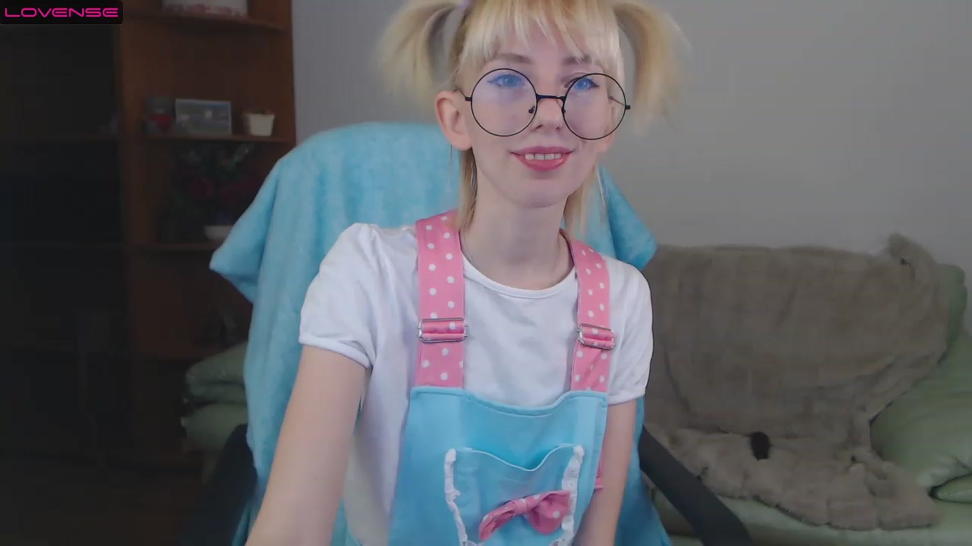 Gallery image thumbnail from PetitePrincez's myfreecams stream on, 11/19/2022, 17:32 image 16 of 20