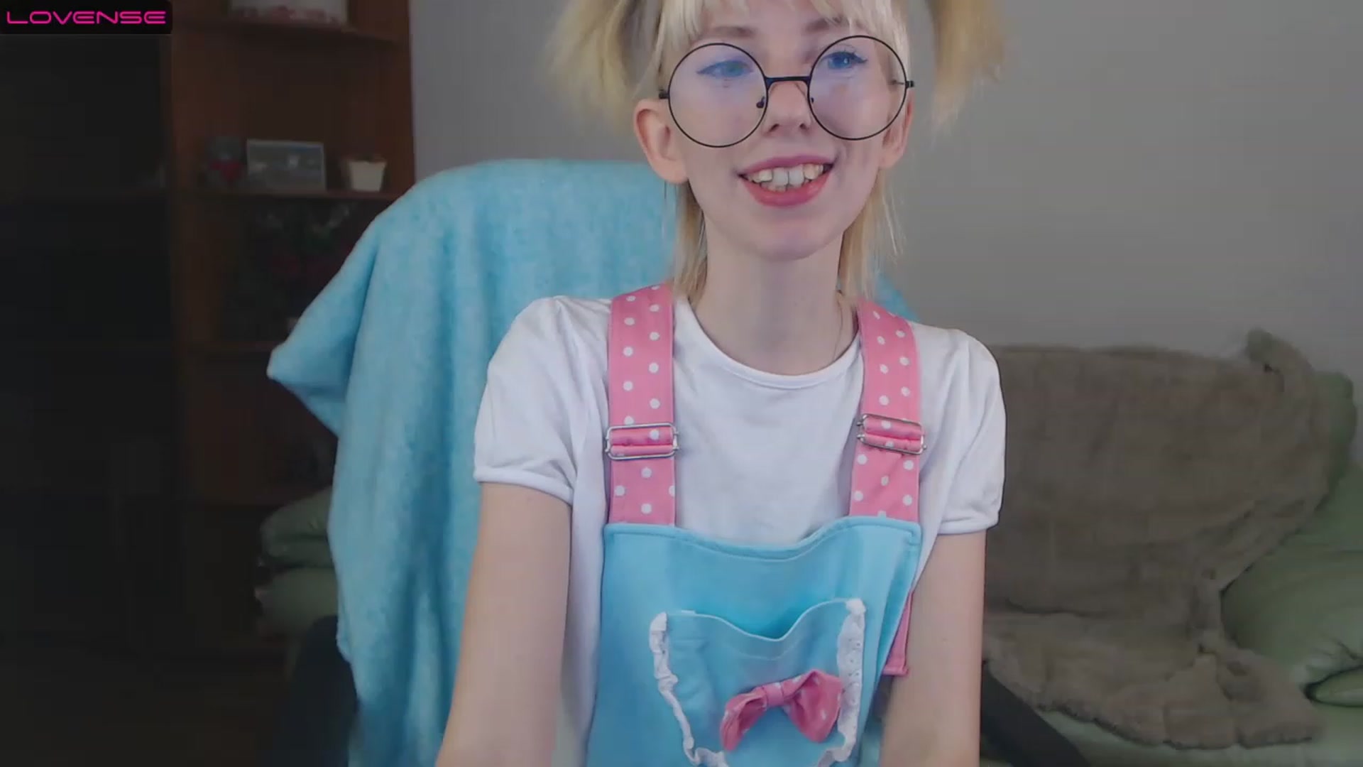 Gallery image thumbnail from PetitePrincez's myfreecams stream on, 11/19/2022, 17:32 image 7 of 20