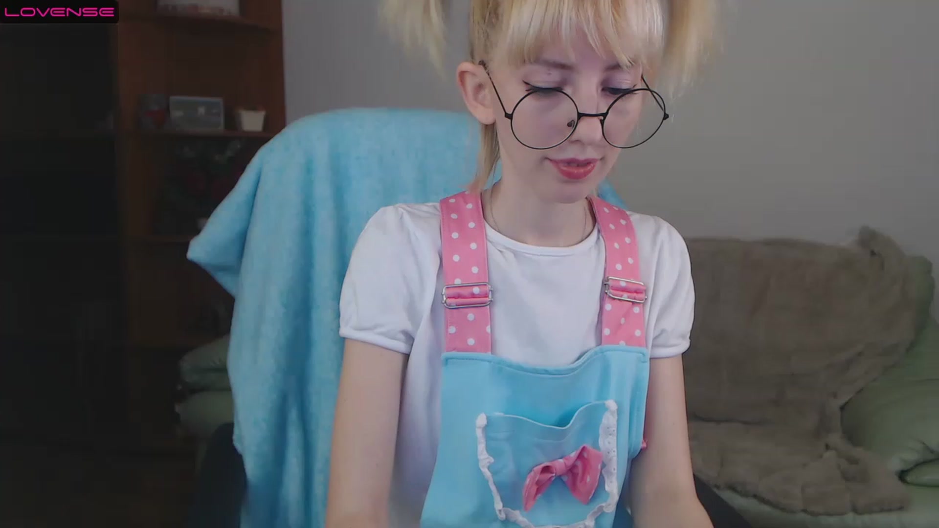 Gallery image thumbnail from PetitePrincez's myfreecams stream on, 11/19/2022, 17:32 image 11 of 20