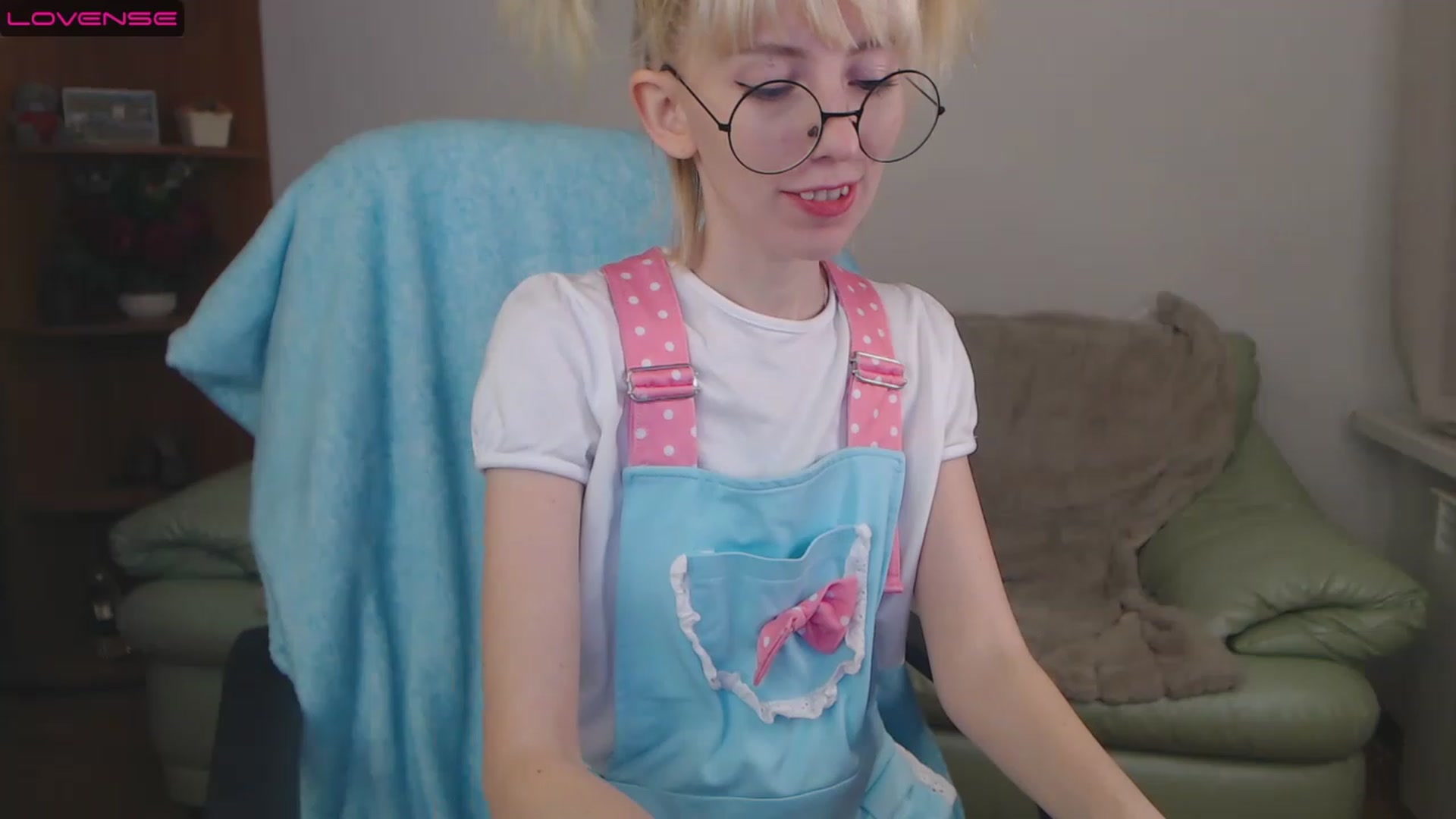 Gallery image thumbnail from PetitePrincez's myfreecams stream on, 11/19/2022, 17:32 image 3 of 20