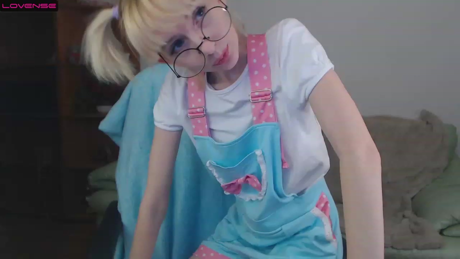 Gallery image thumbnail from PetitePrincez's myfreecams stream on, 11/19/2022, 17:32 image 18 of 20