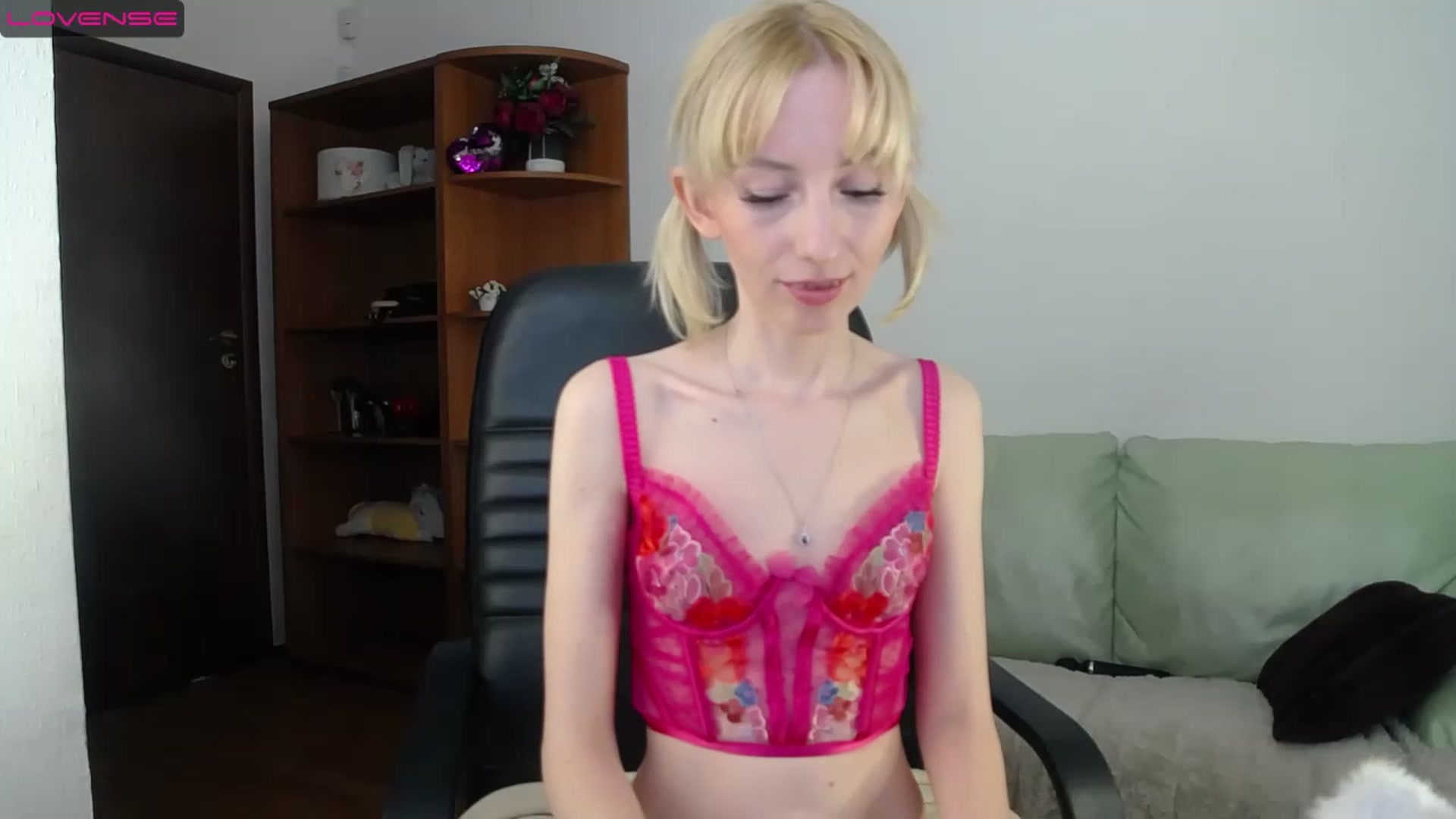Gallery image thumbnail from PetitePrincez's myfreecams stream on, 02/26/2023, 17:37 image 10 of 20