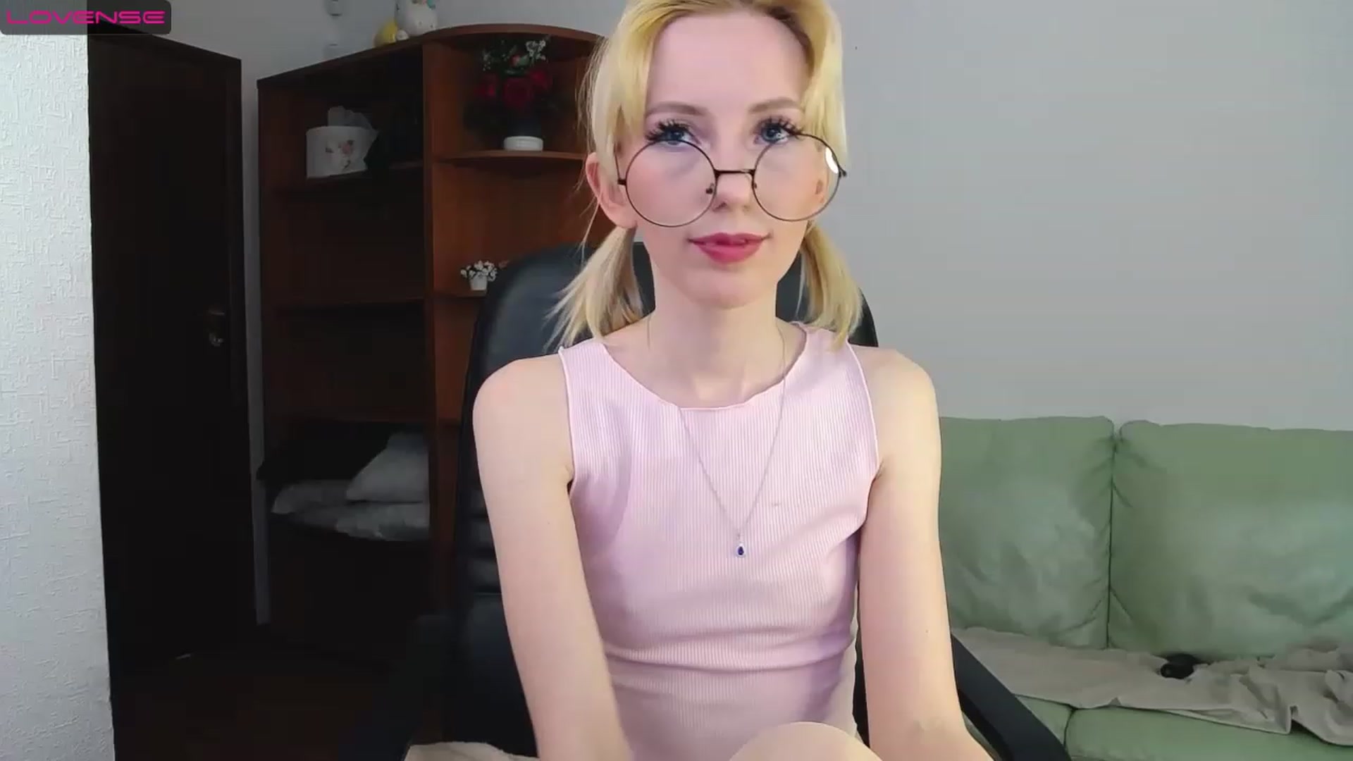 Gallery image thumbnail from PetitePrincez's myfreecams stream on, 03/11/2023, 15:20 image 15 of 20