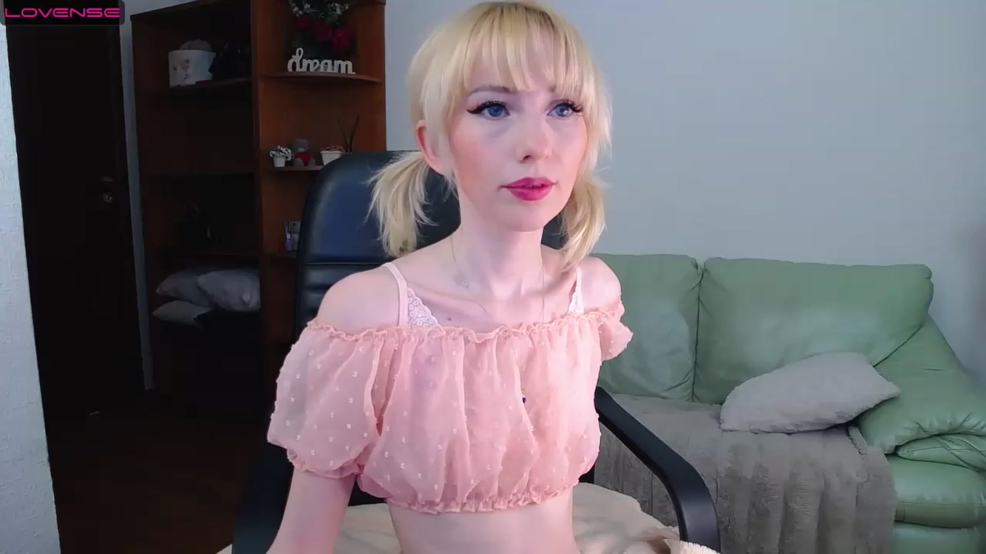 Gallery image thumbnail from PetitePrincez's myfreecams stream on, 03/18/2023, 15:33 image 4 of 20