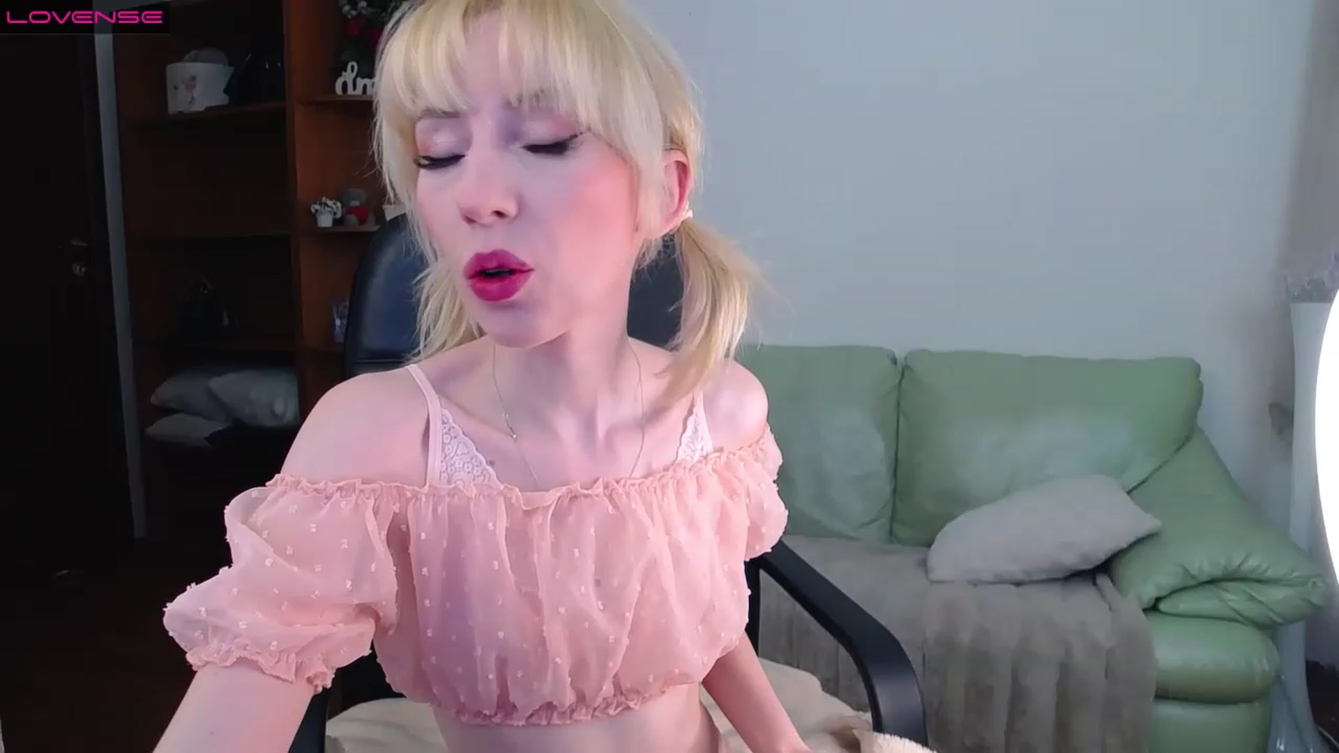 Gallery image thumbnail from PetitePrincez's myfreecams stream on, 03/18/2023, 15:33 image 9 of 20