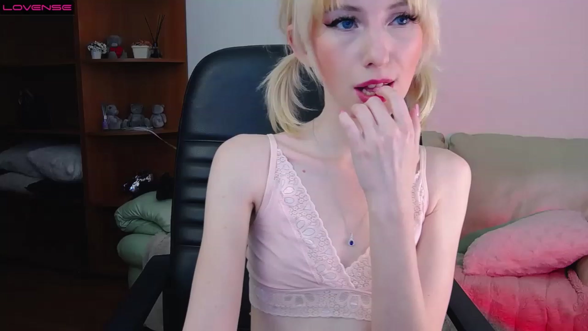Gallery image thumbnail from PetitePrincez's myfreecams stream on, 03/18/2023, 17:27 image 20 of 20