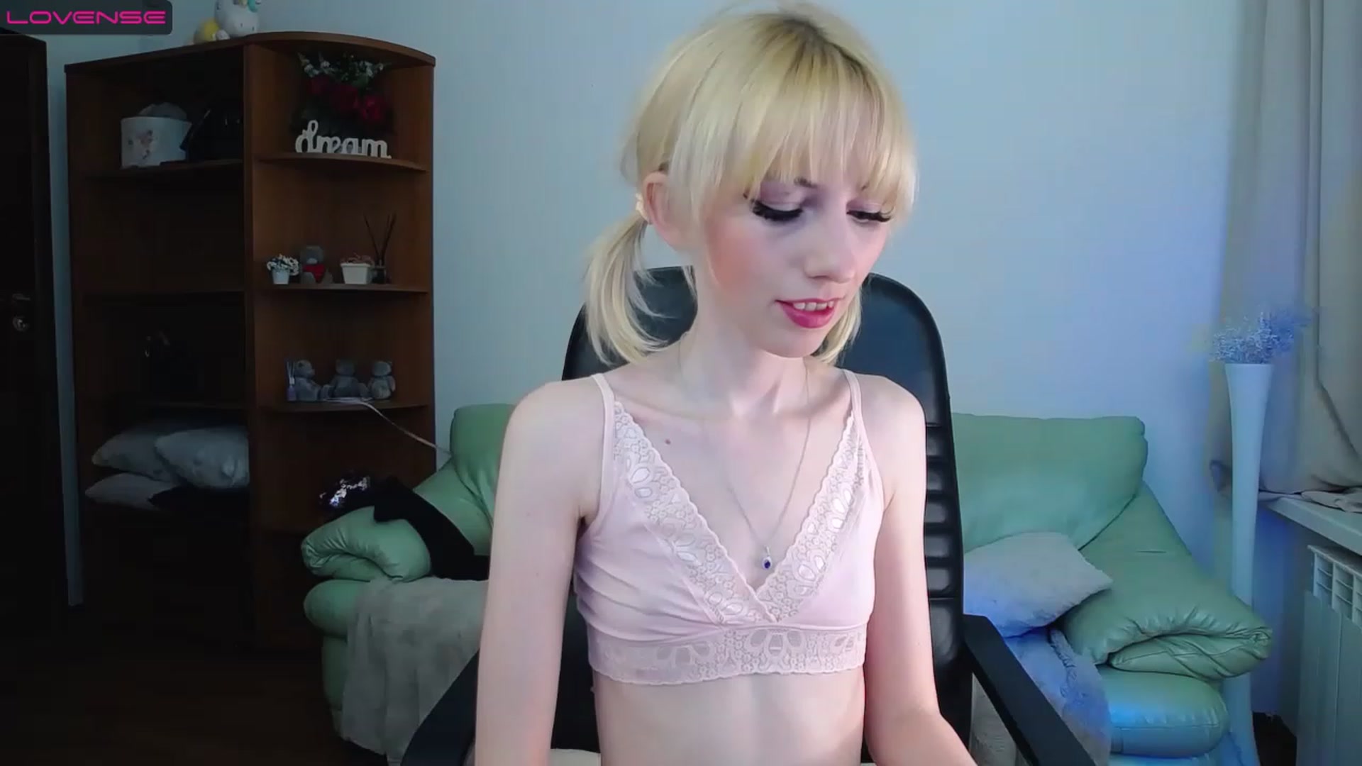Gallery image thumbnail from PetitePrincez's myfreecams stream on, 03/18/2023, 17:27 image 7 of 20