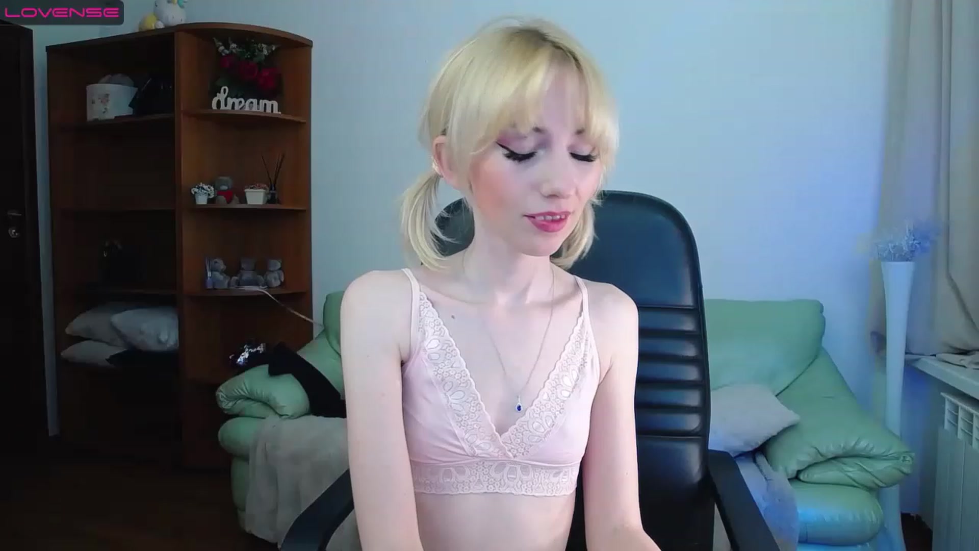 Gallery image thumbnail from PetitePrincez's myfreecams stream on, 03/18/2023, 17:27 image 11 of 20