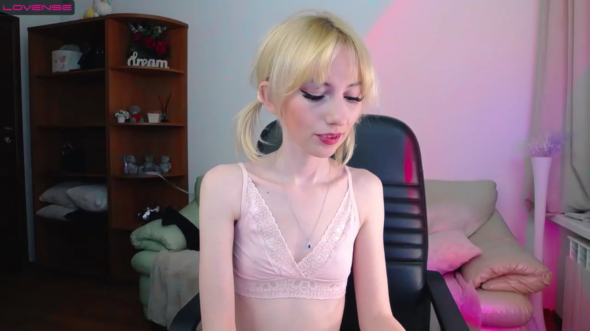 Gallery image thumbnail from PetitePrincez's myfreecams stream on, 03/18/2023, 17:27 image 12 of 20