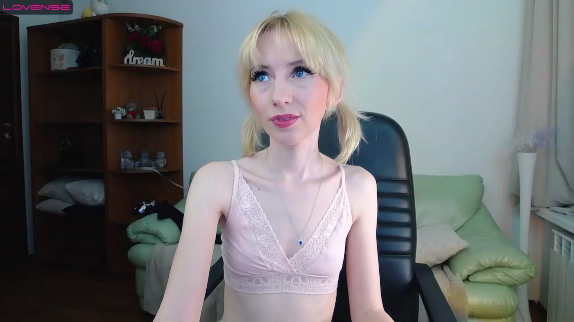 Gallery image thumbnail from PetitePrincez's myfreecams stream on, 03/18/2023, 17:27 image 13 of 20