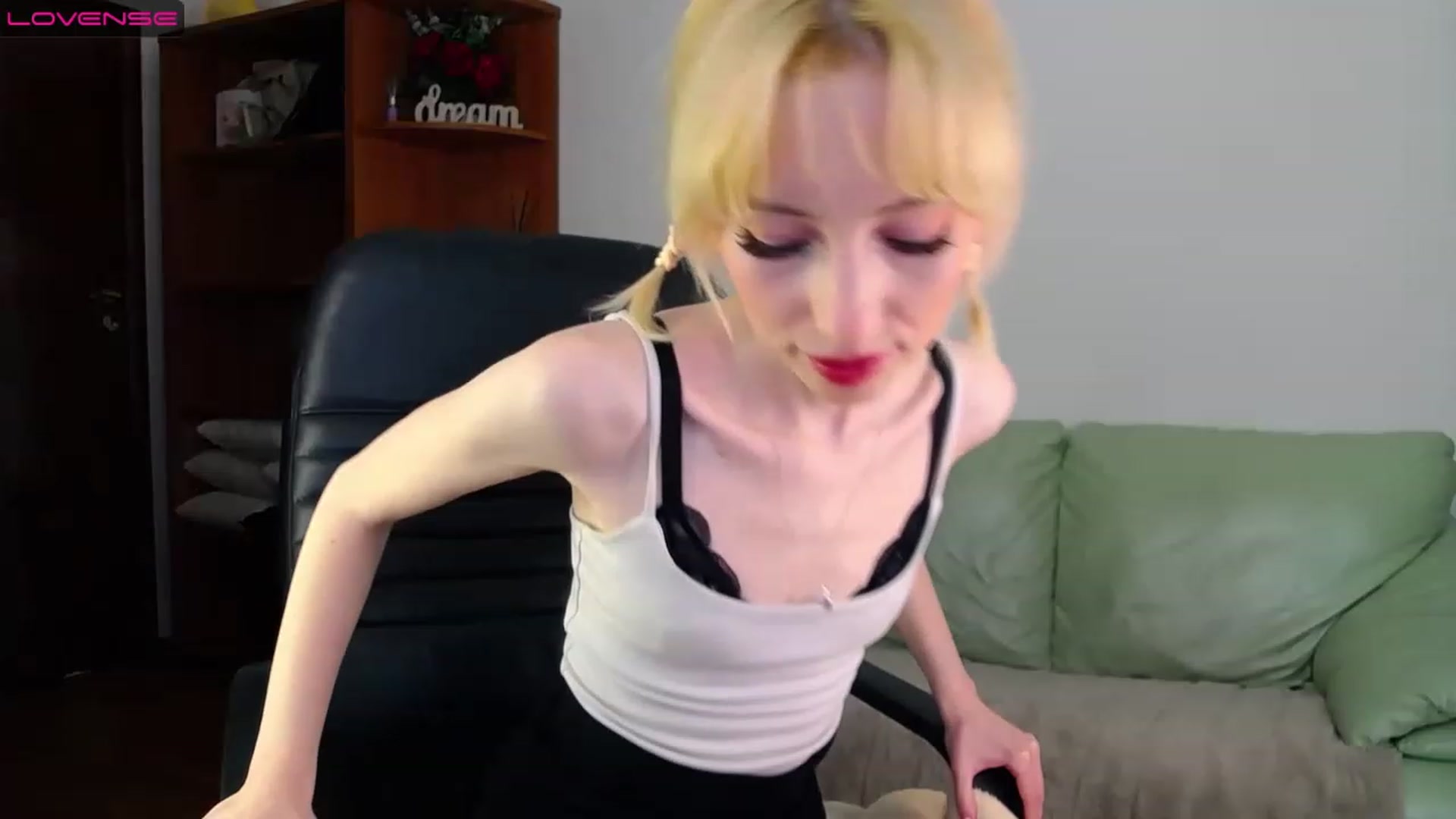 Gallery image thumbnail from PetitePrincez's myfreecams stream on, 03/19/2023, 15:11 image 5 of 20