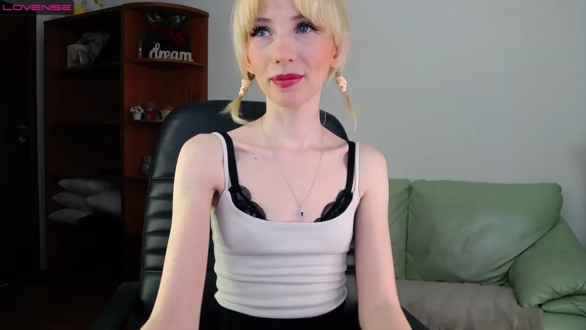 Gallery image thumbnail from PetitePrincez's myfreecams stream on, 03/19/2023, 15:11 image 11 of 20