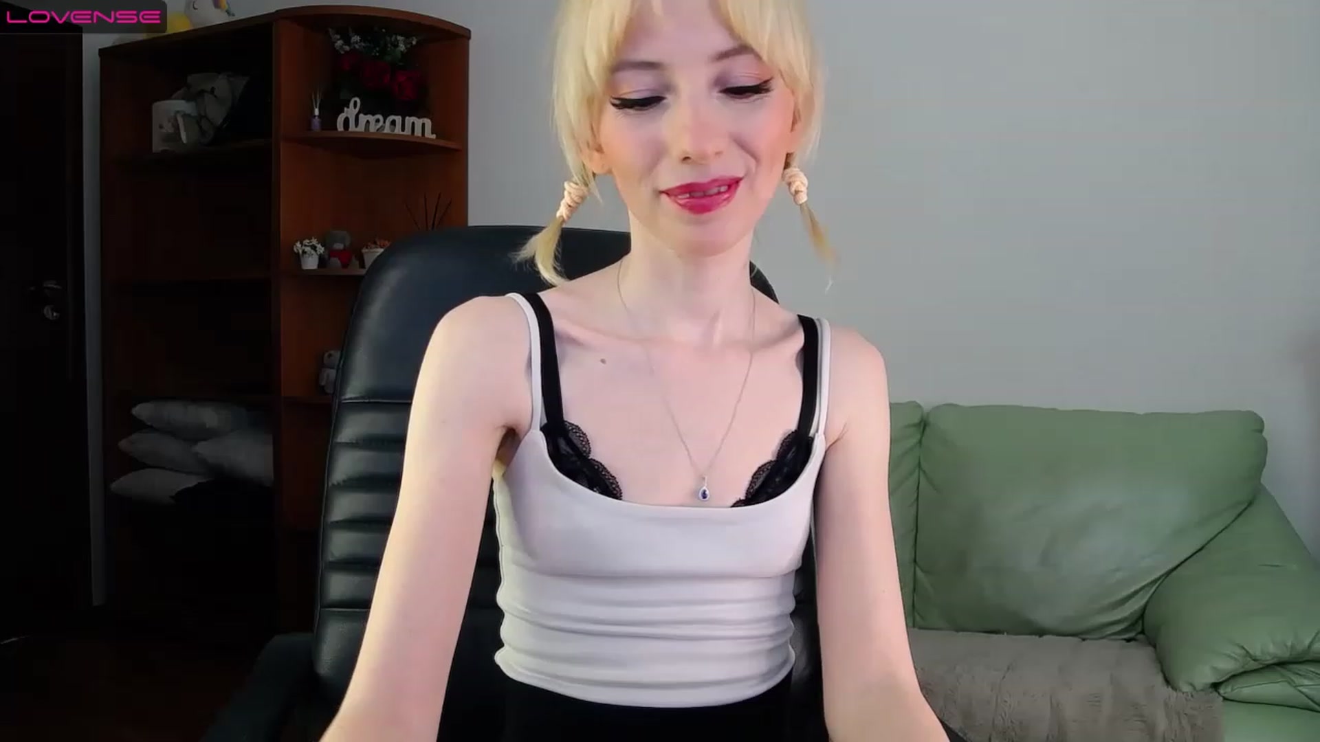 Gallery image thumbnail from PetitePrincez's myfreecams stream on, 03/19/2023, 15:11 image 12 of 20
