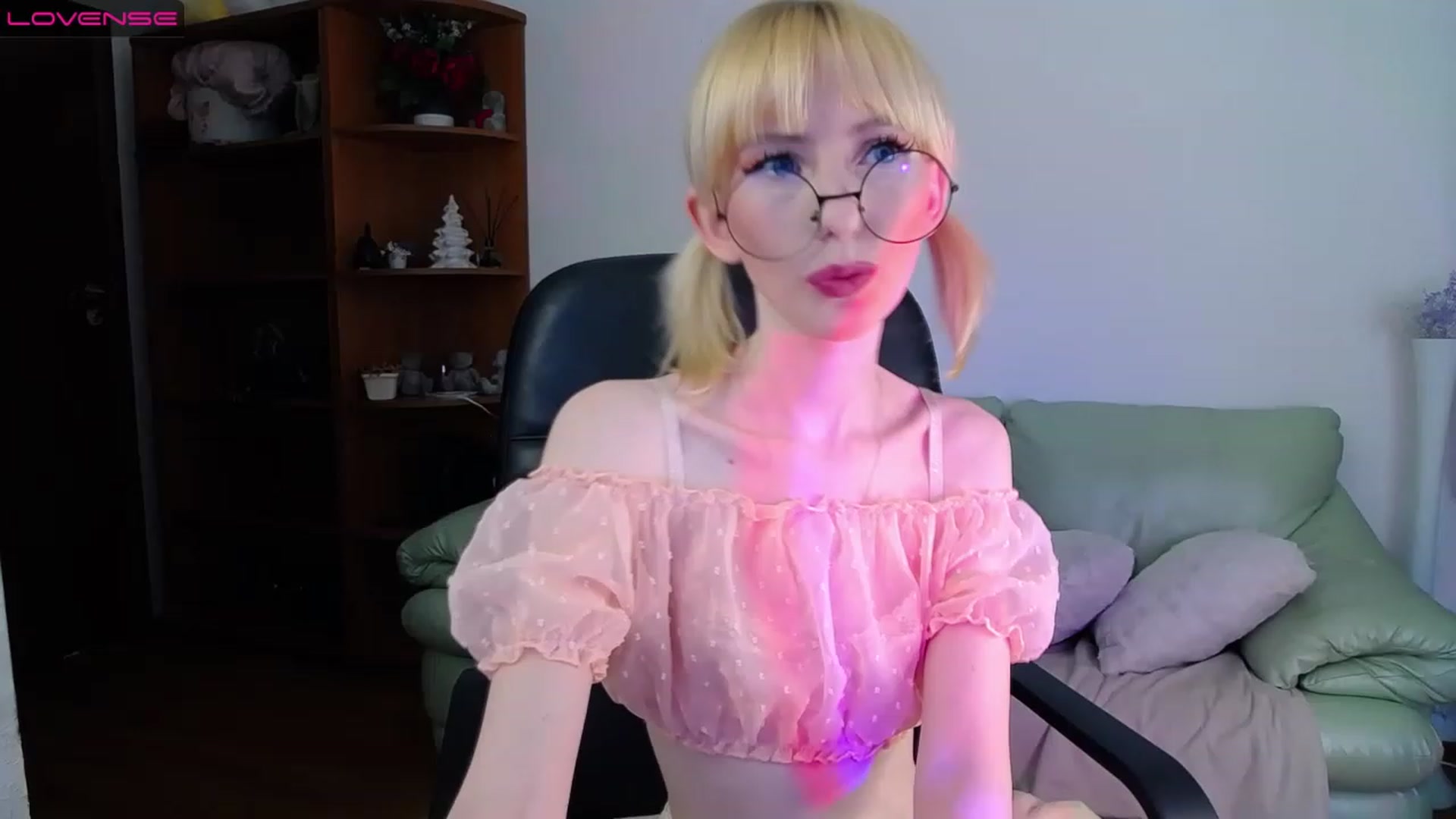 Gallery image thumbnail from PetitePrincez's myfreecams stream on, 03/25/2023, 15:20 image 4 of 20