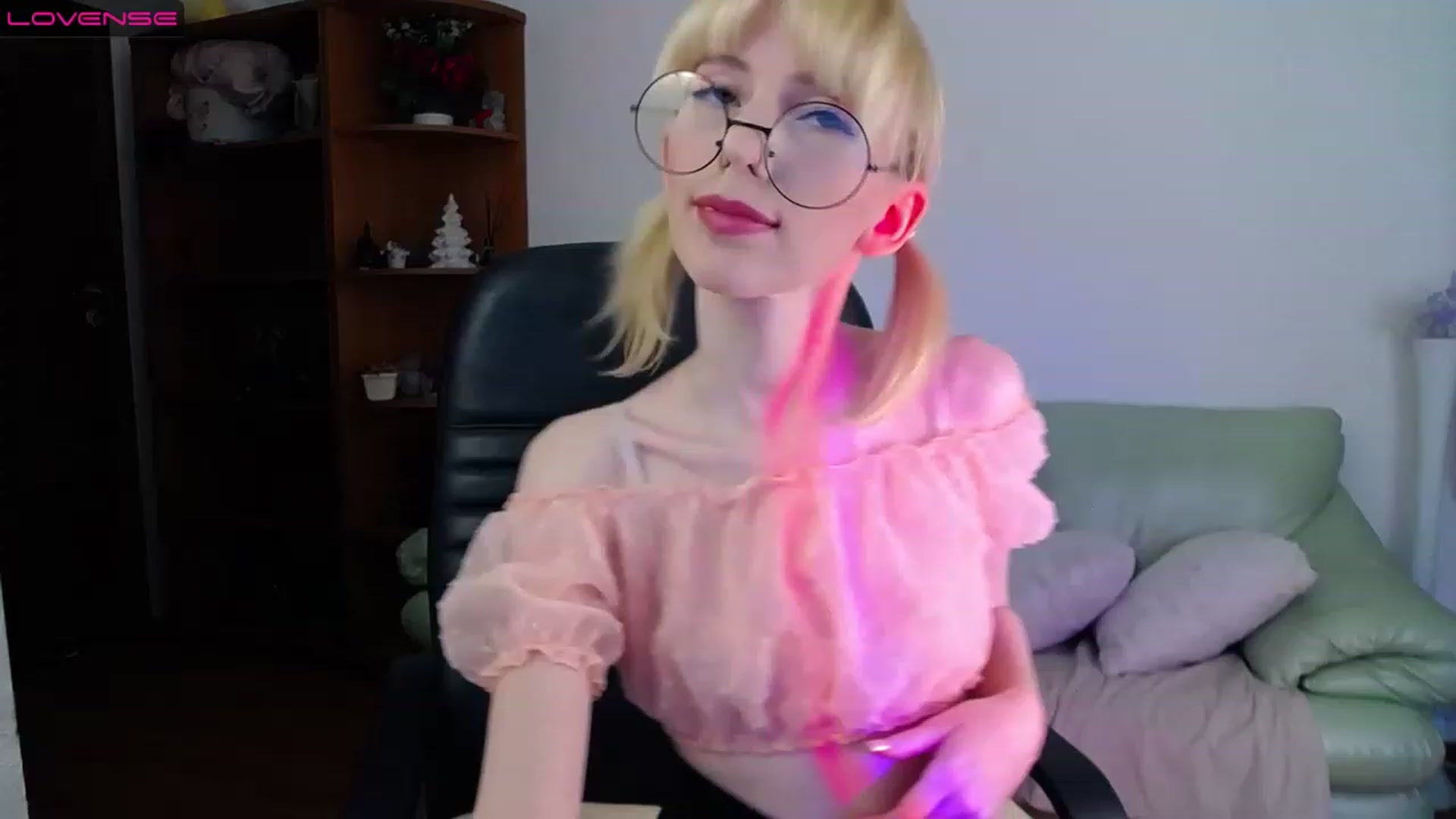 Gallery image thumbnail from PetitePrincez's myfreecams stream on, 03/25/2023, 15:20 image 10 of 20