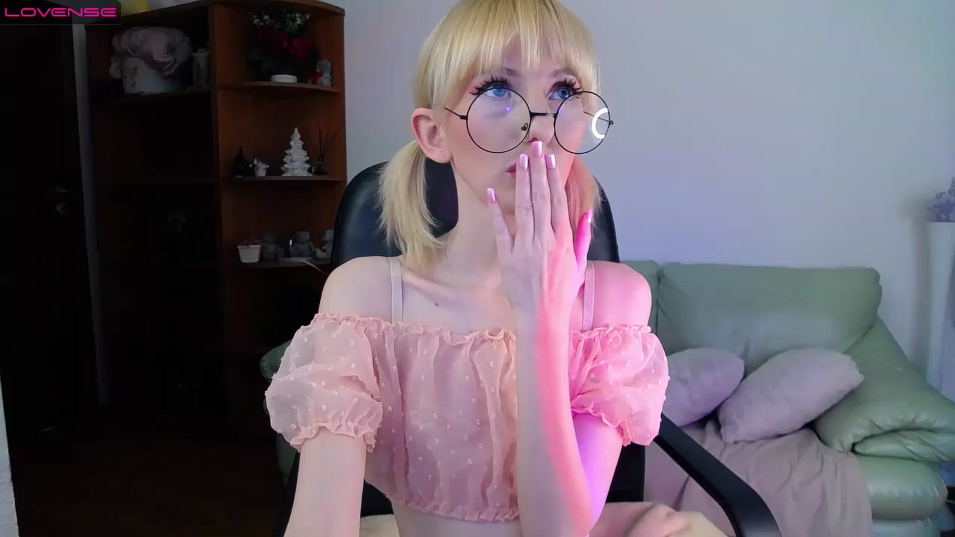 Gallery image thumbnail from PetitePrincez's myfreecams stream on, 03/25/2023, 15:20 image 3 of 20