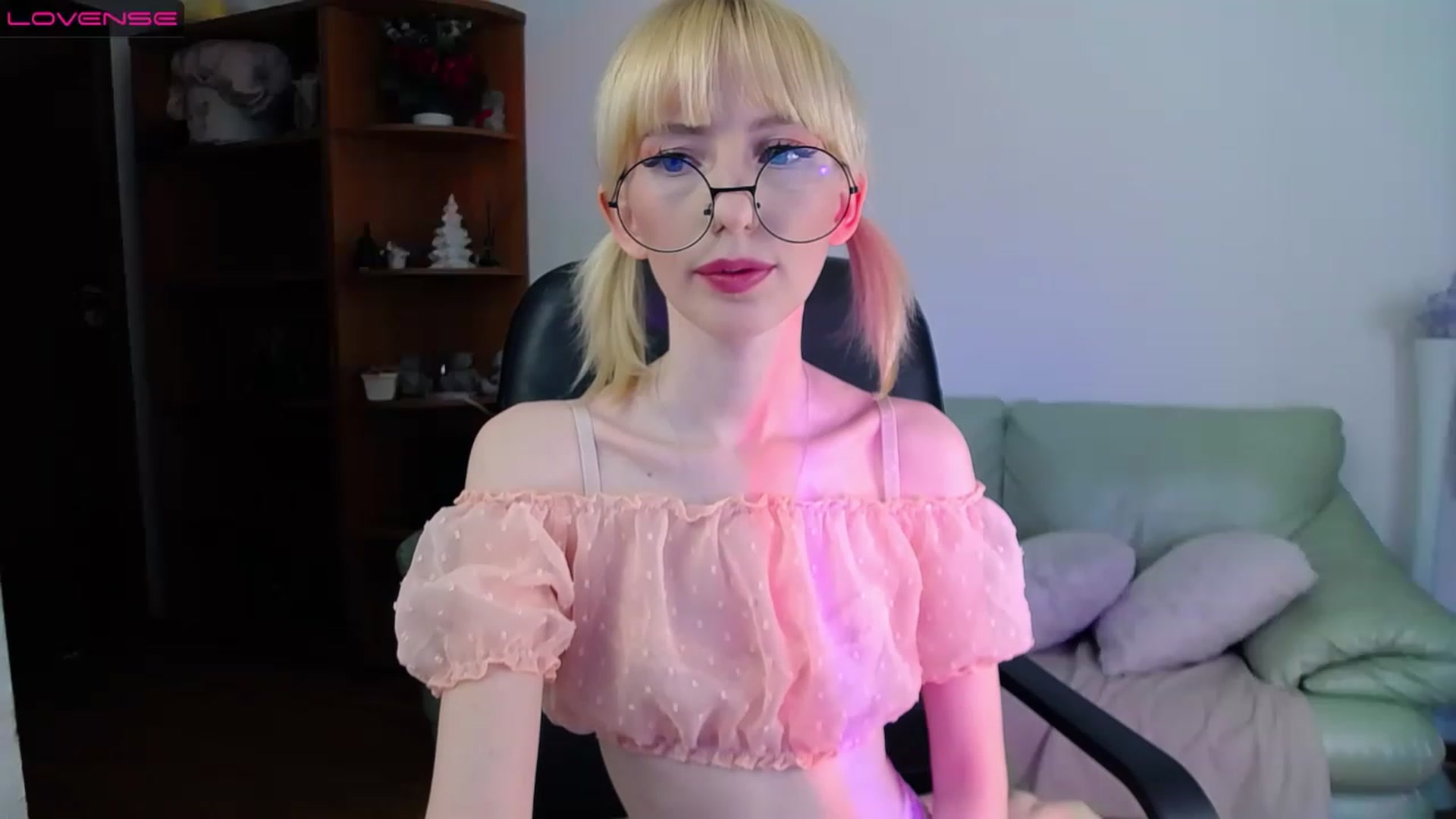 Gallery image thumbnail from PetitePrincez's myfreecams stream on, 03/25/2023, 15:20 image 6 of 20