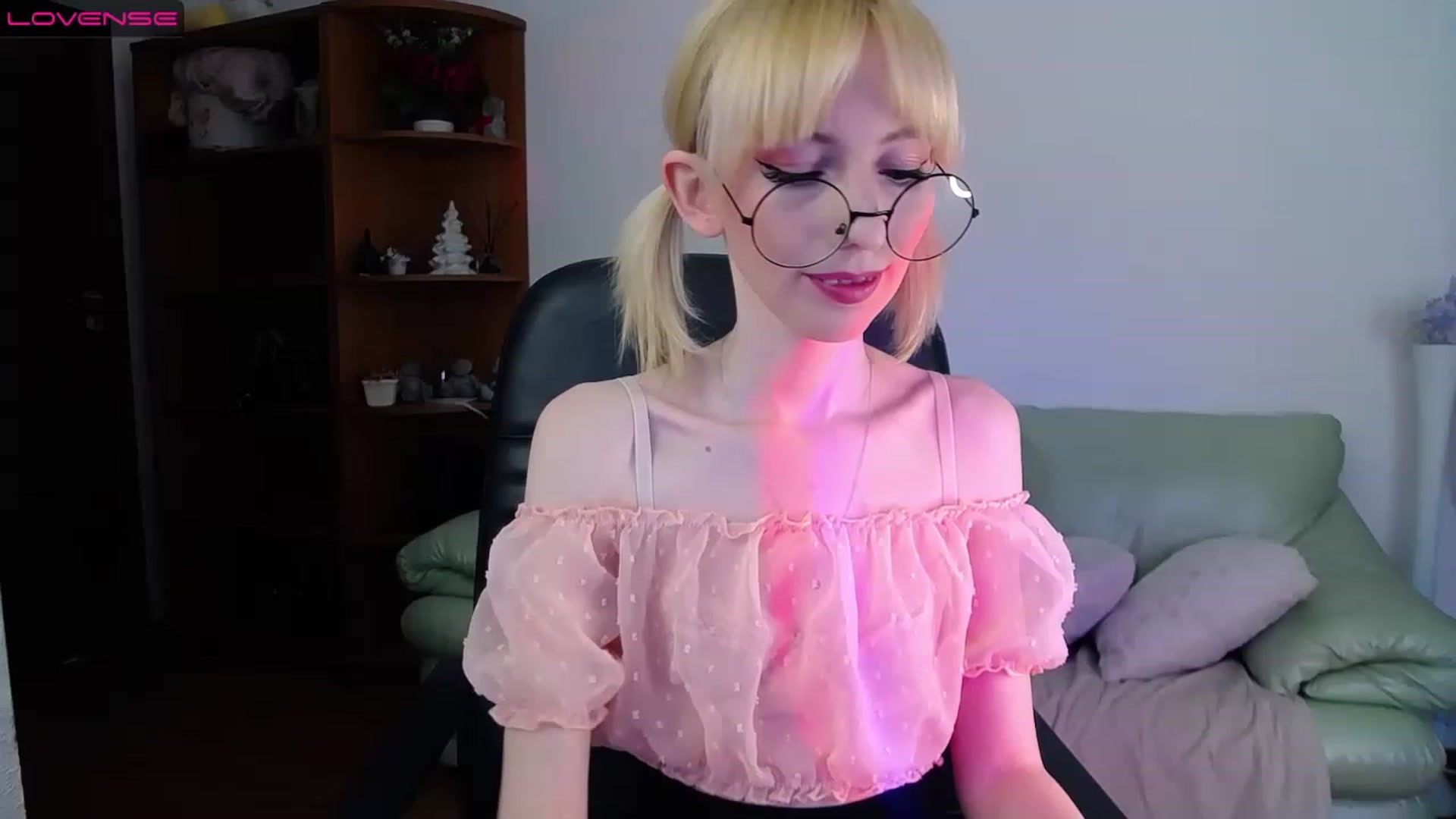 Gallery image thumbnail from PetitePrincez's myfreecams stream on, 03/25/2023, 15:20 image 17 of 20