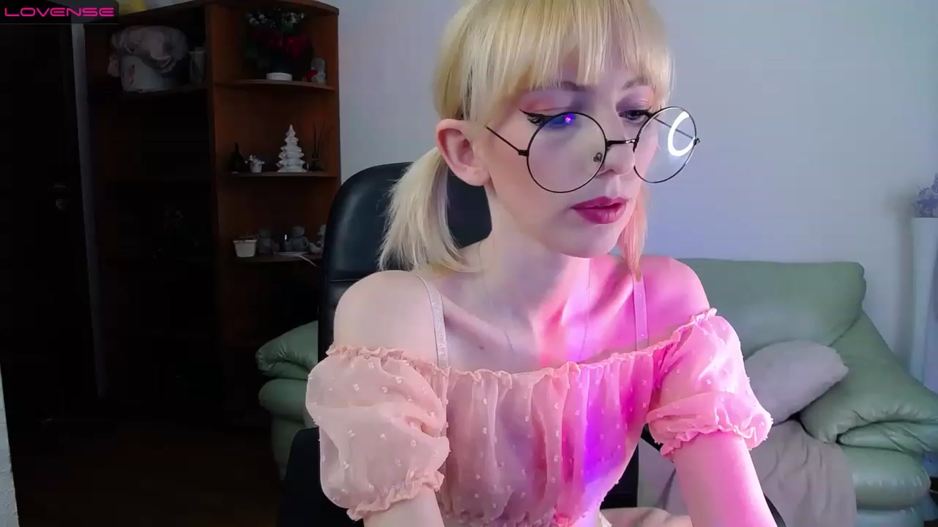 Gallery image thumbnail from PetitePrincez's myfreecams stream on, 03/25/2023, 15:20 image 7 of 20