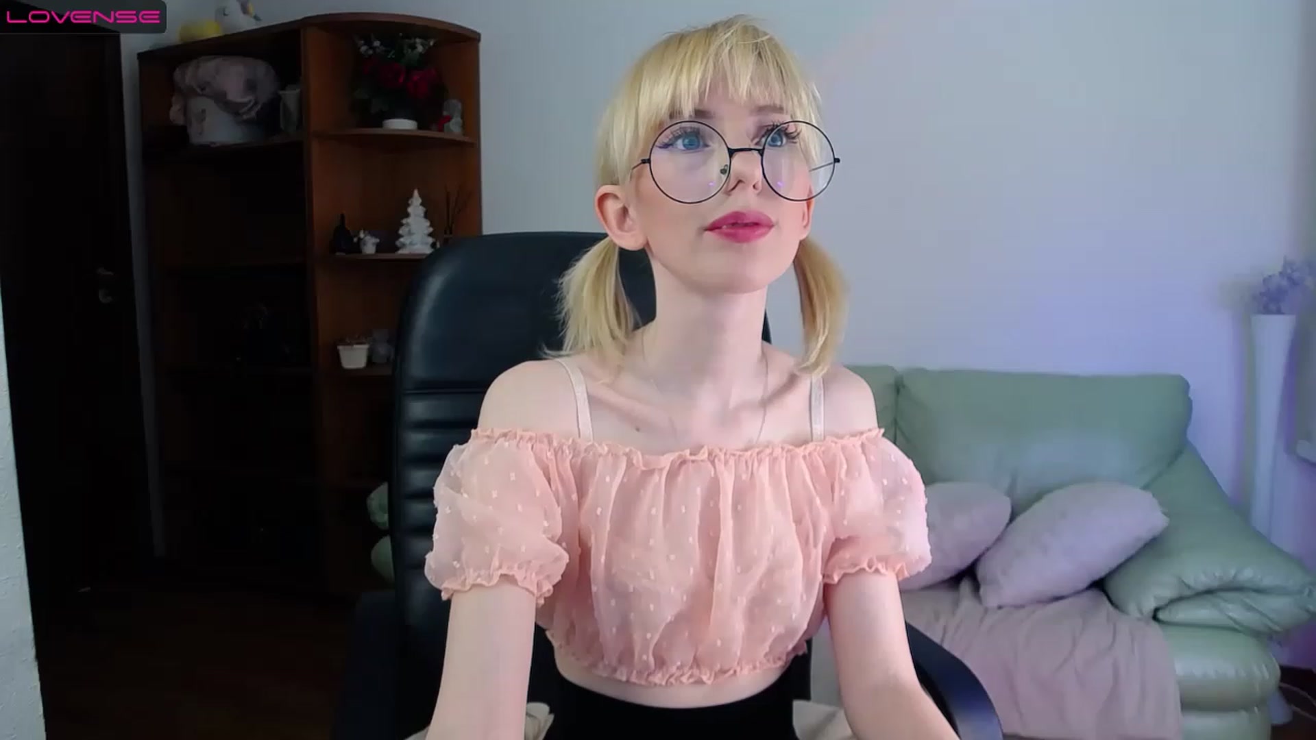 Gallery image thumbnail from PetitePrincez's myfreecams stream on, 03/25/2023, 17:10 image 2 of 20