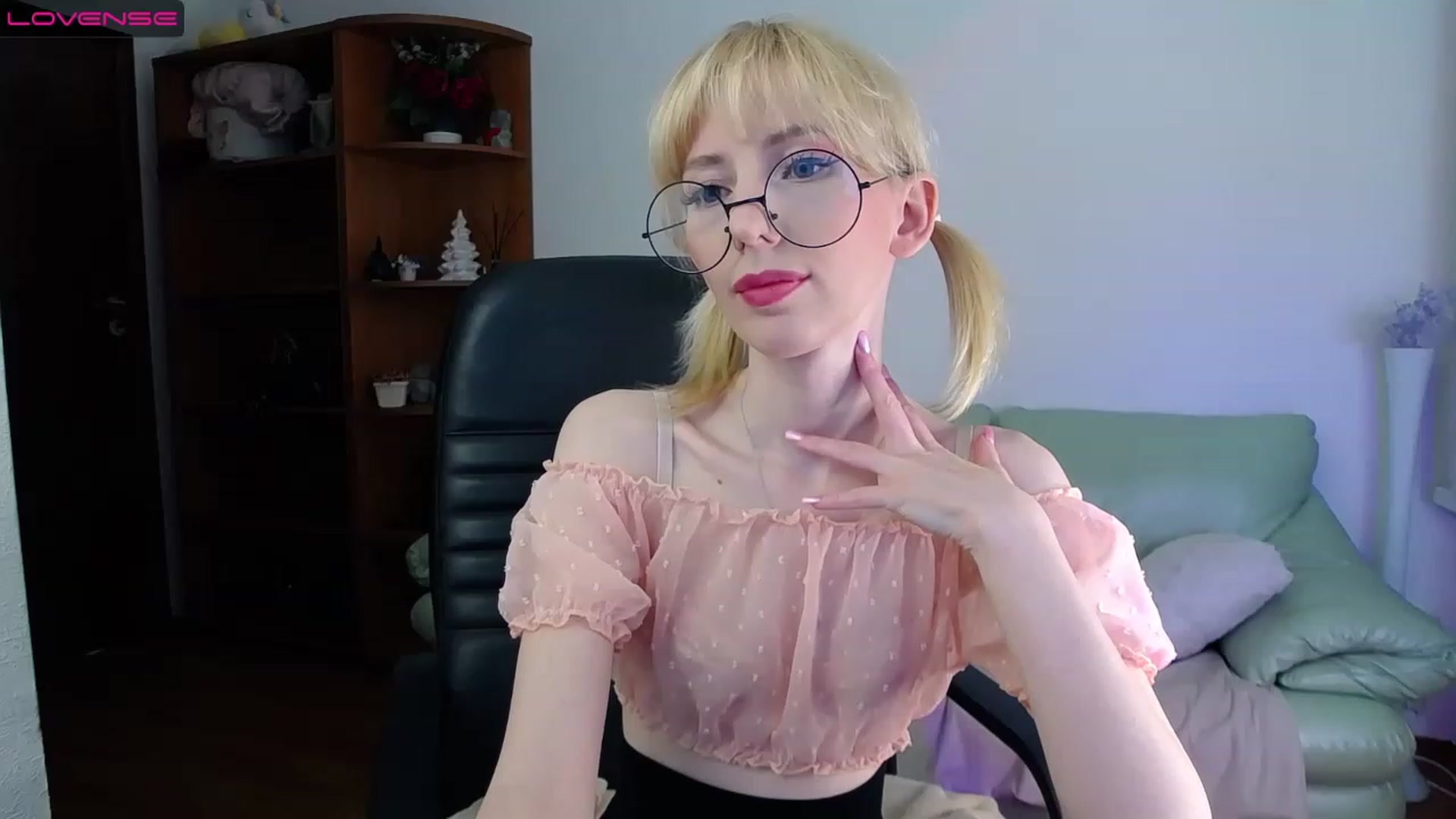 Gallery image thumbnail from PetitePrincez's myfreecams stream on, 03/25/2023, 17:10 image 3 of 20